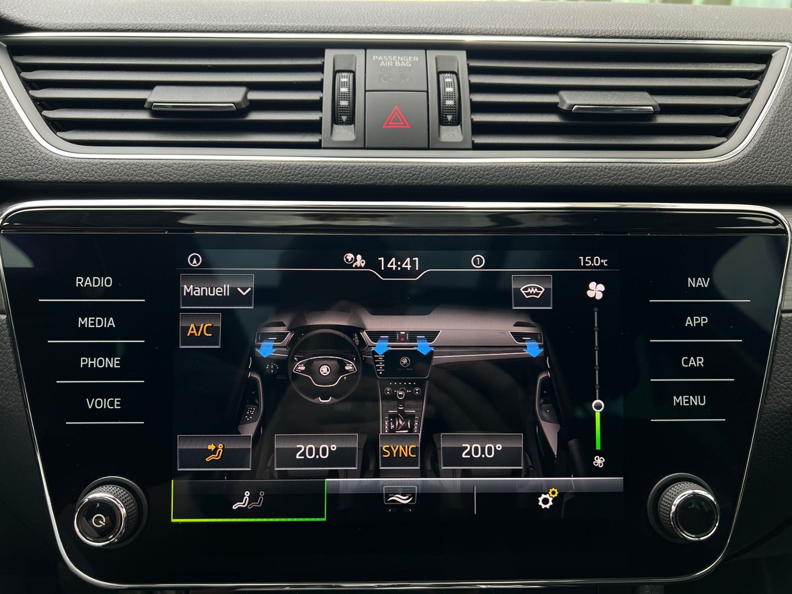 Fahrzeugabbildung SKODA Superb Combi Style 2.0 TDI DSG *AHK,LED,Pano,ACC