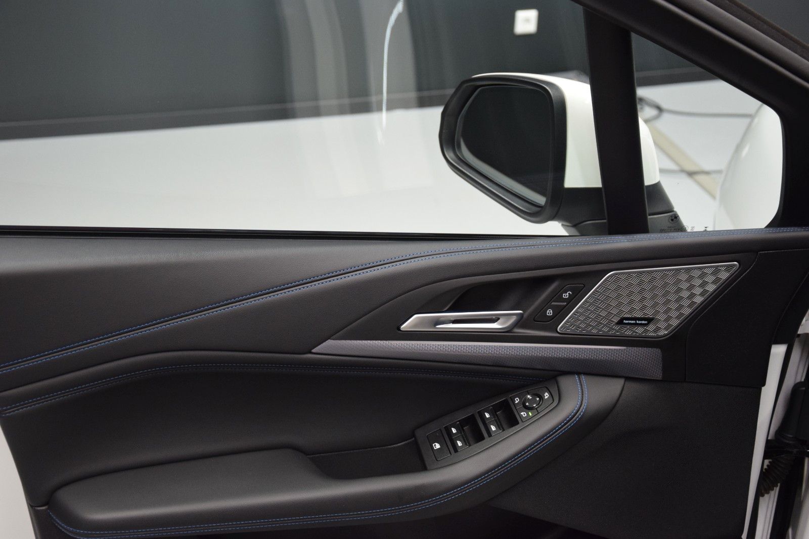 Fahrzeugabbildung BMW 220 i M Sport Active Tourer HuD H&k ACC AHK 360°