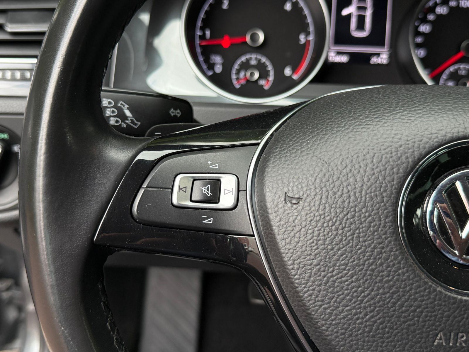 Fahrzeugabbildung Volkswagen Golf 1.6 TDI DSG Lim Comfortline NAV+SHZ+PDC+MFL
