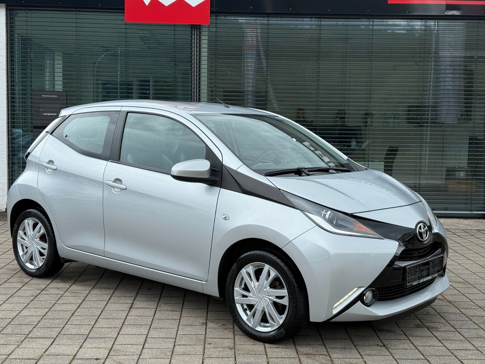 Toyota Aygo (X) 2014, 1.0 benzīns, Manuāls, Hečbeks, Sudrabs — Latvijā