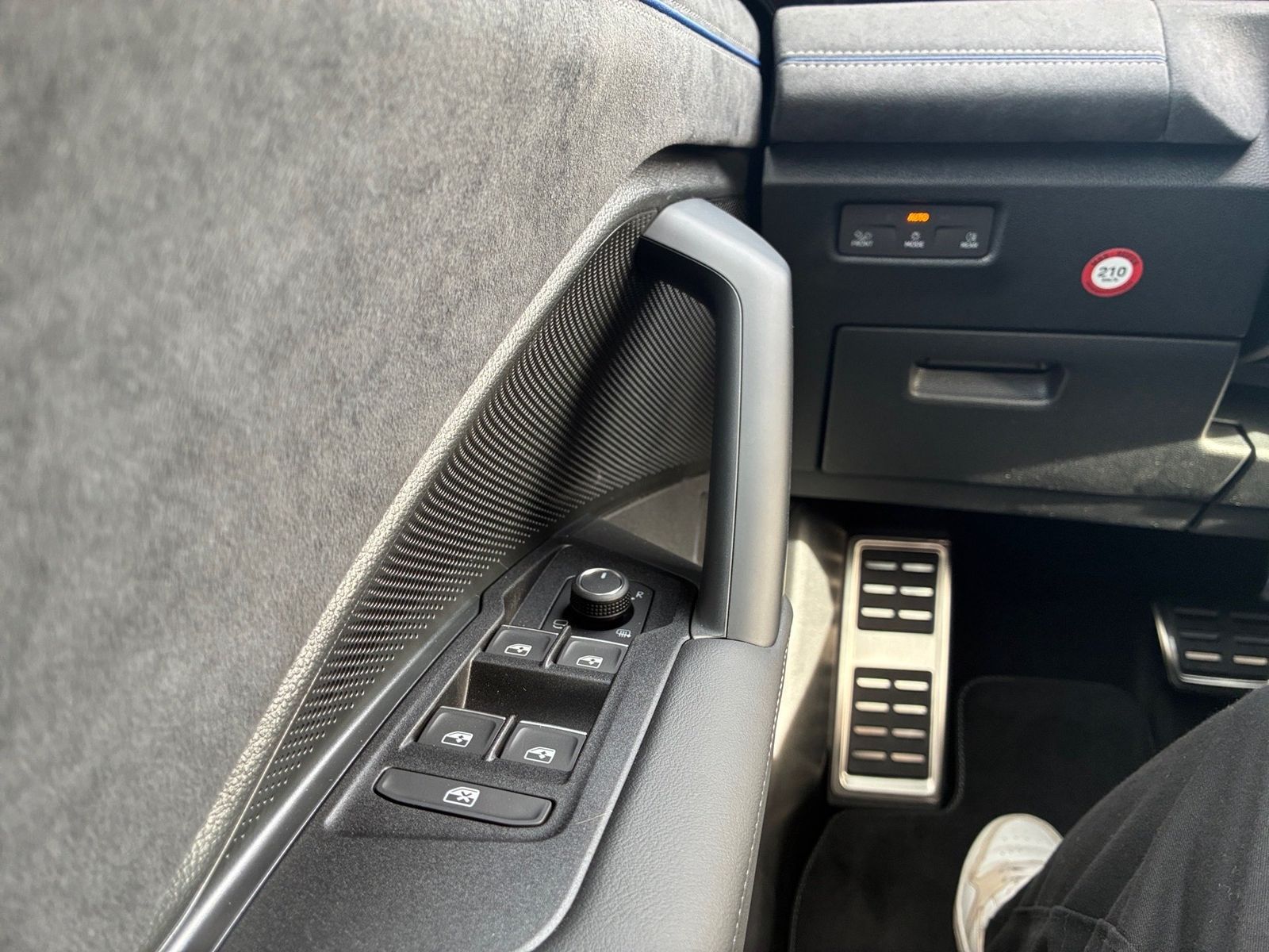 Fahrzeugabbildung Volkswagen Tiguan 2.0 TSI 4Motion W R-Line 360,AHK,HUD,LED