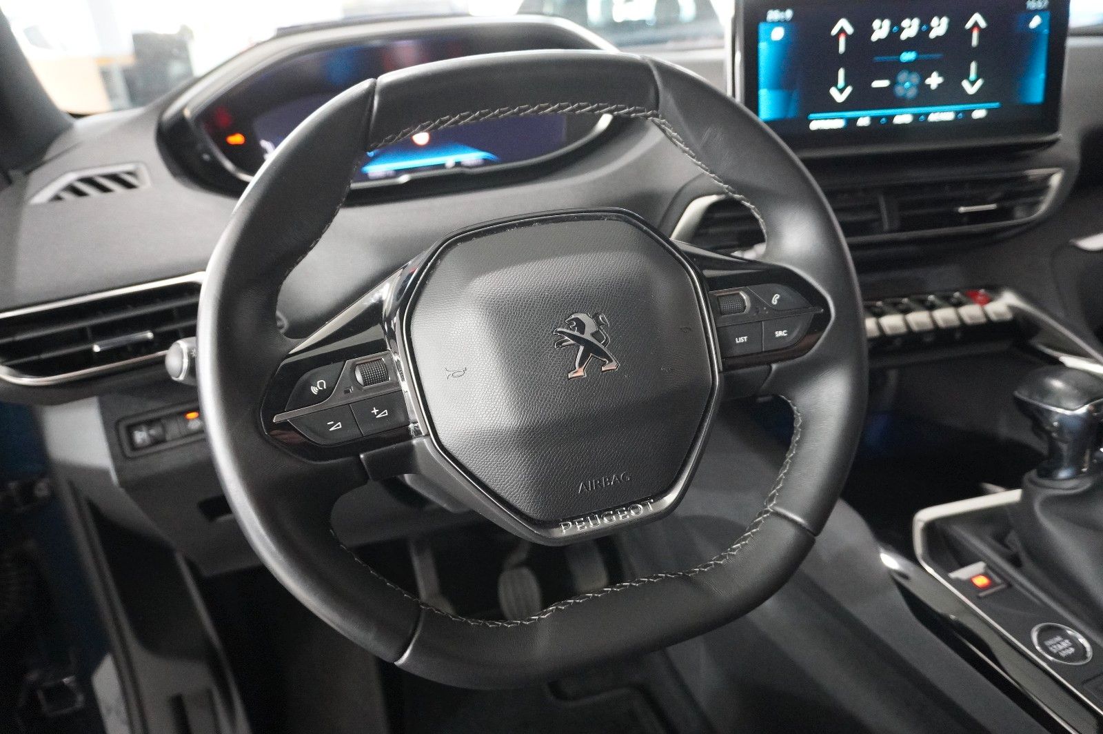 Fahrzeugabbildung Peugeot 3008 1.2T ALLURE PACK NAVI/LED/KAMERA/SPORT/DAB+