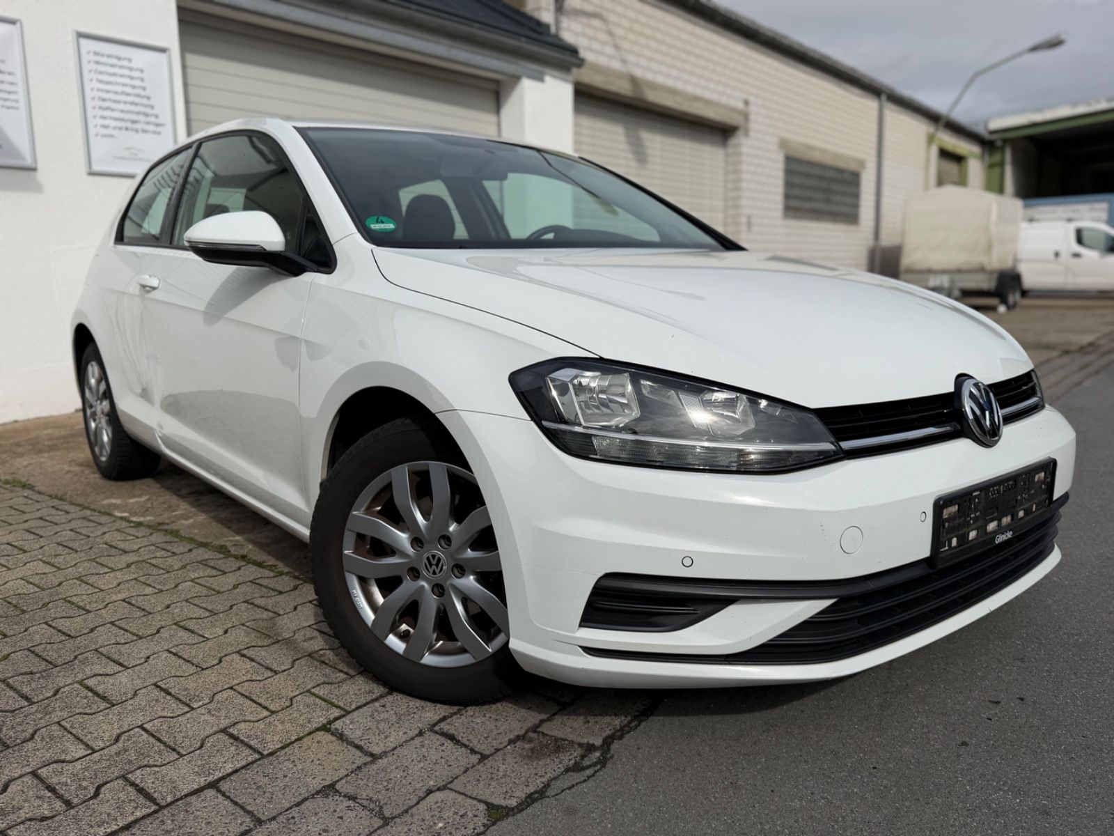 Volkswagen Golf - 1