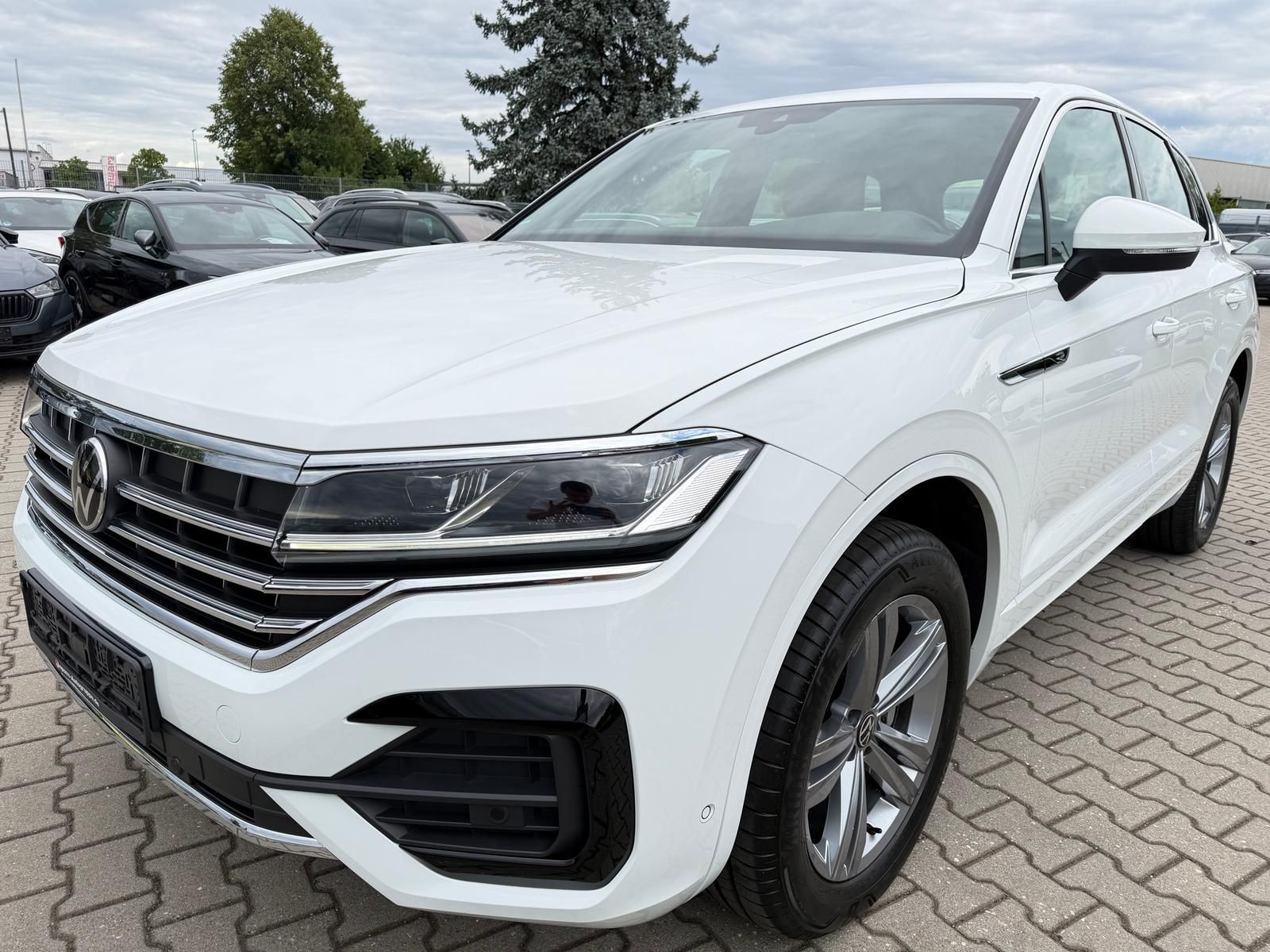 Volkswagen Touareg - 1