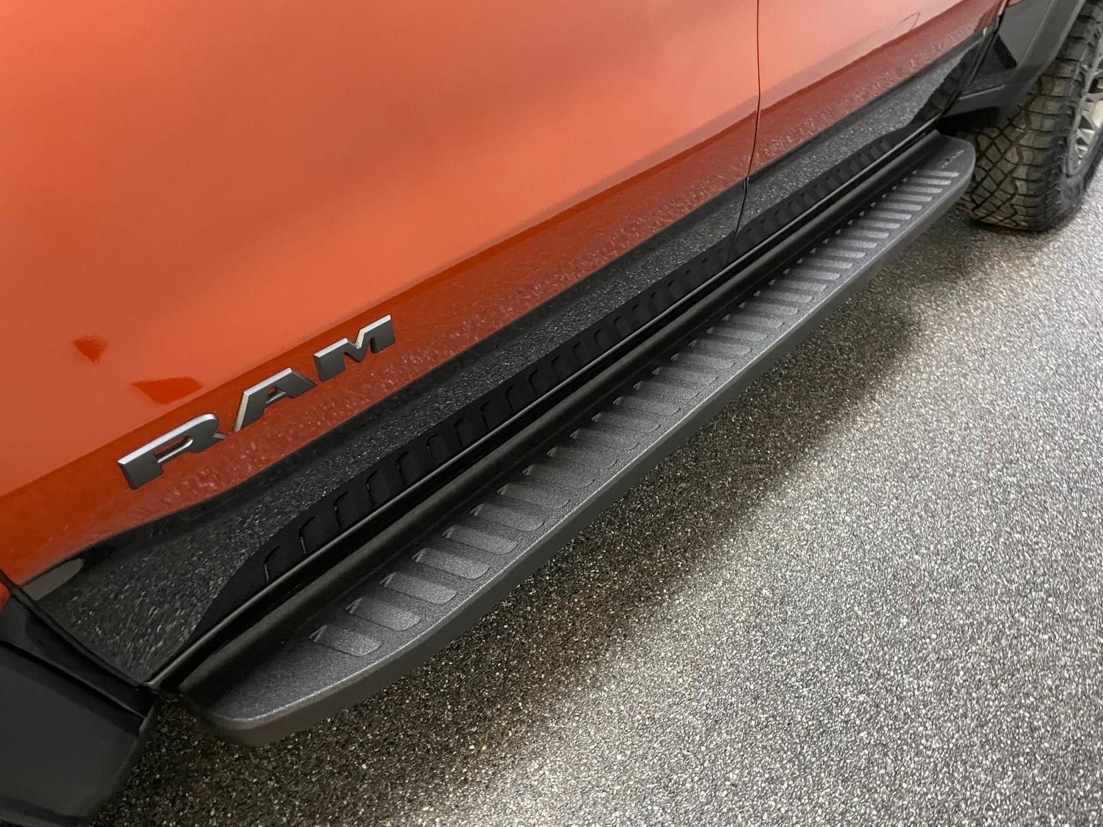 Fahrzeugabbildung Dodge TRX-FINAL EDITION-HARVEST SUNRISE-CARBON-LEVEL 2