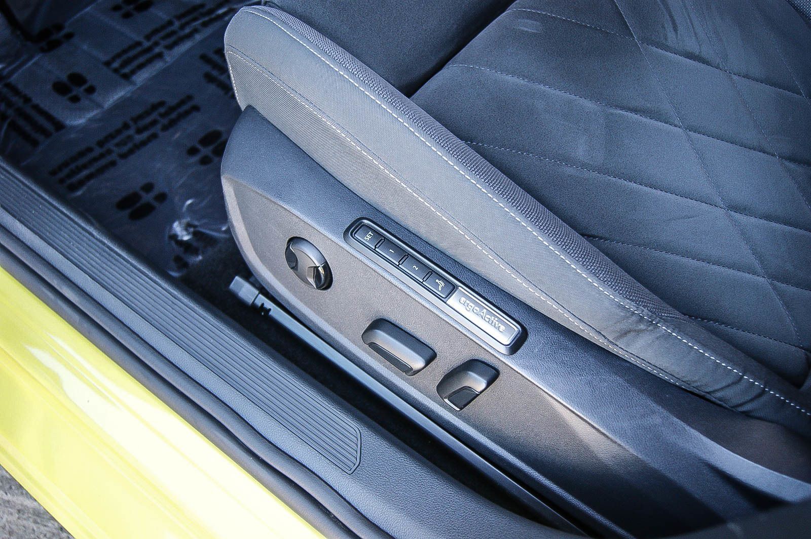 Fahrzeugabbildung Volkswagen Golf VIII 1.5eTSI DSG First Edition MATRIX ANHZV