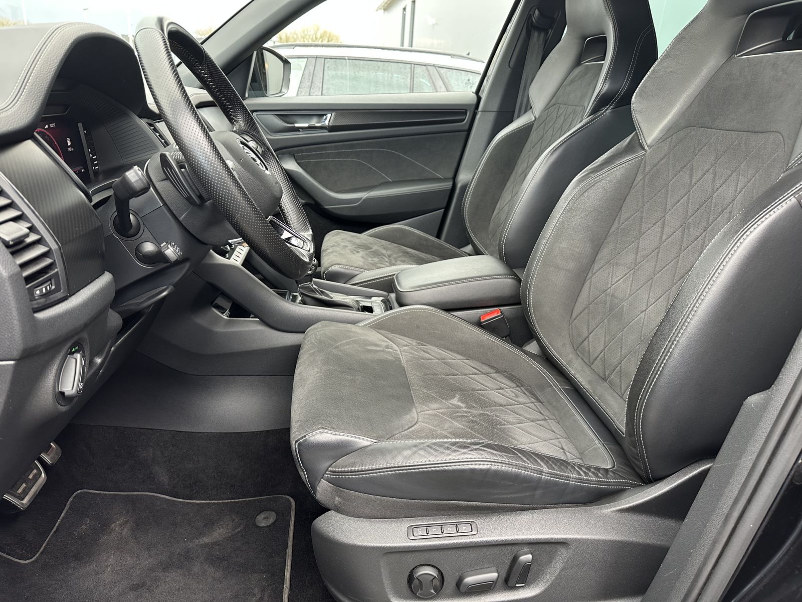 Fahrzeugabbildung SKODA Kodiaq 2.0 TDI 4x4 DSG Sportline NAV+LED+KAM+AHK