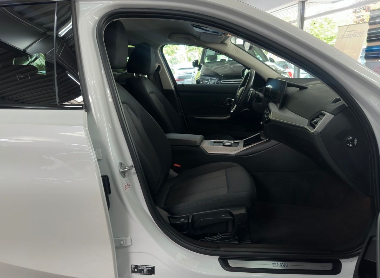 BMW 318d Touring Wenig km + Park Assist + DA Assist foto 16