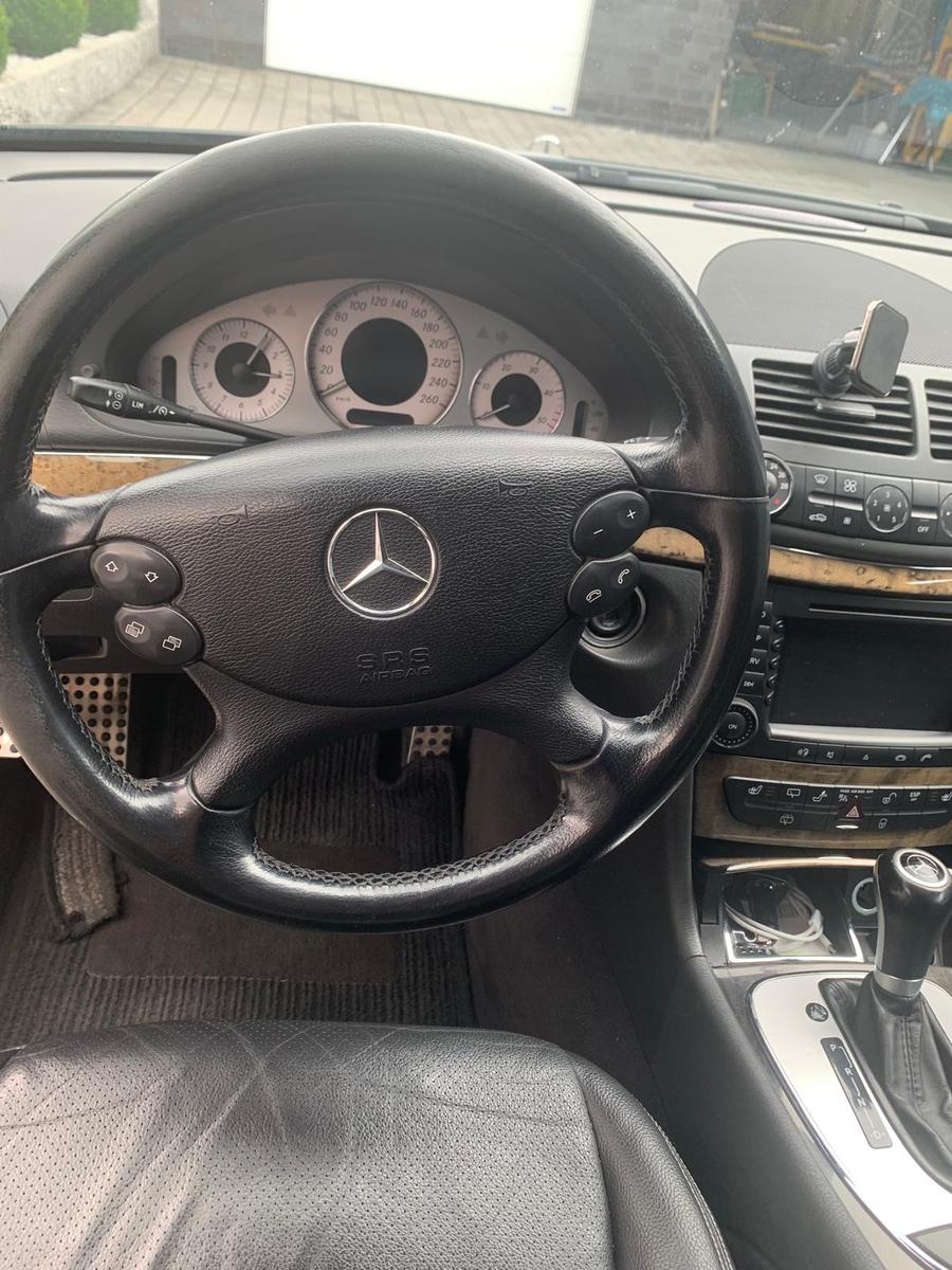 Mercedes-Benz E320 2005 — photo 11