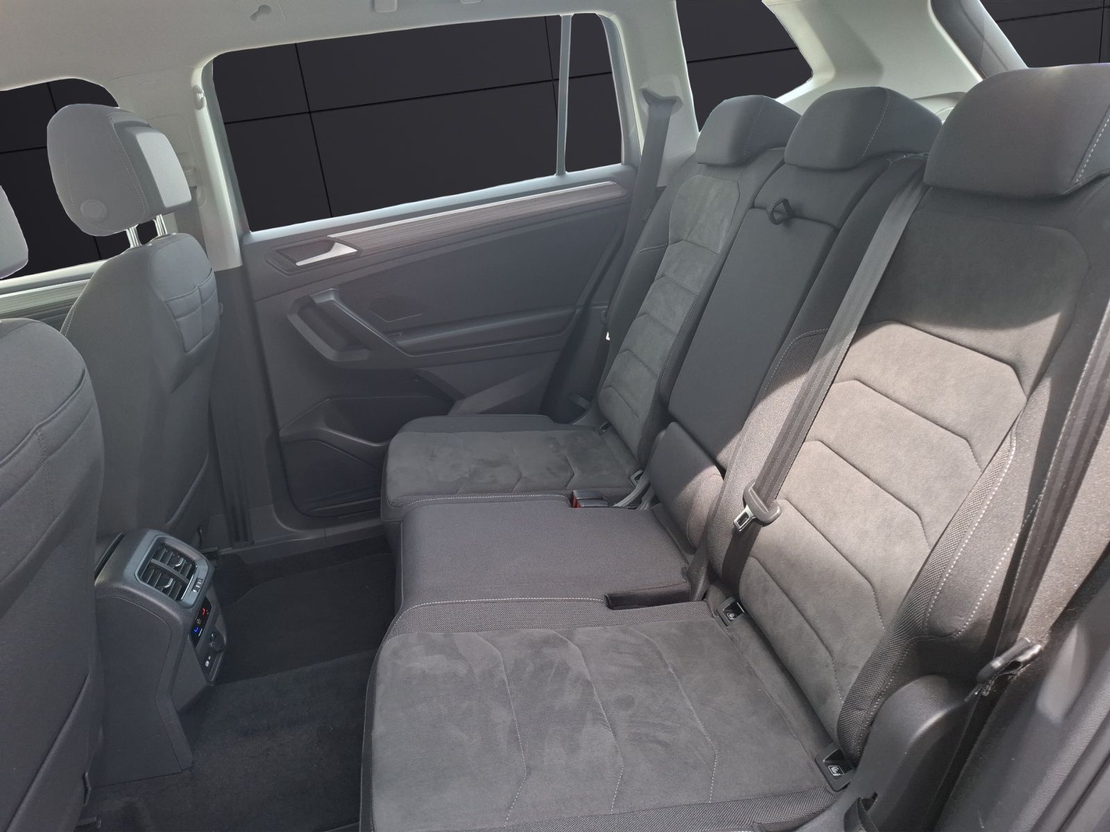 Fahrzeugabbildung Volkswagen Tiguan Allspace TDI Elegance DSG 4M Matrix AHK N