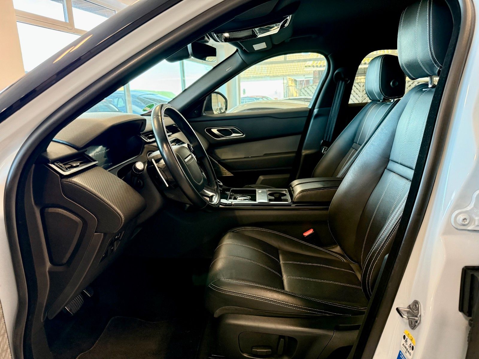 Fahrzeugabbildung Land Rover Range Rover Velar P250 R-Dynamic SE DesignPaket