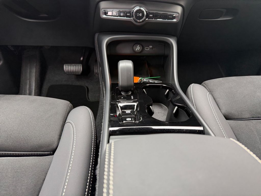 VOLVO XC40 B3 B DKG Plus Dark 360° Notrad getönte Sche VOLVO XC40 B3 B DKG Plus Dark 360° Notrad getönte Sche