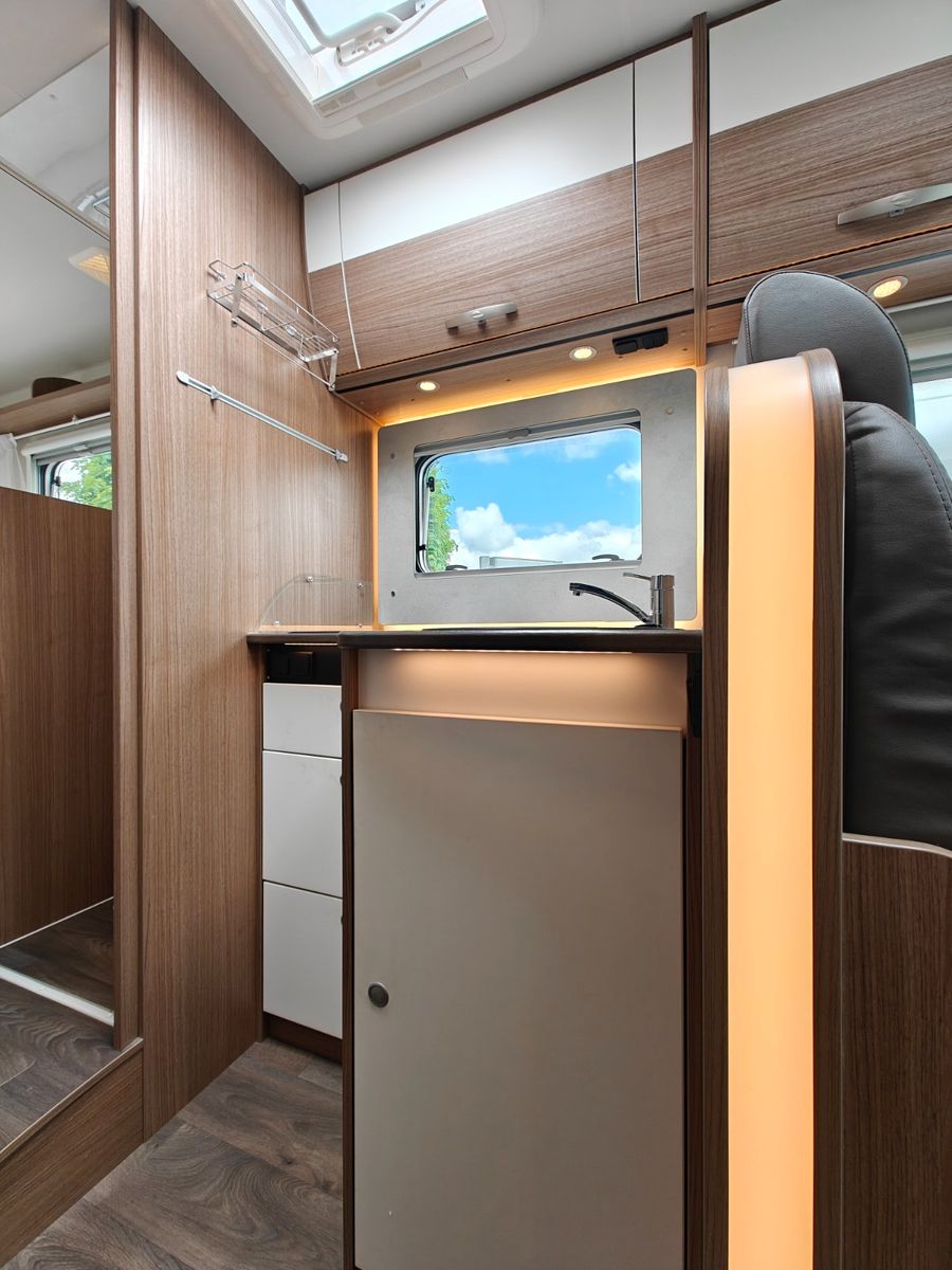 Fahrzeugabbildung Carado T-447 - Solar, SAT, TV, Markise, Einzelbetten -