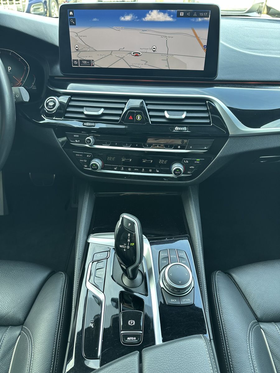 Fahrzeugabbildung BMW 530d Touring xDrive M-Sport NAV+LASER+AHK+PANORA