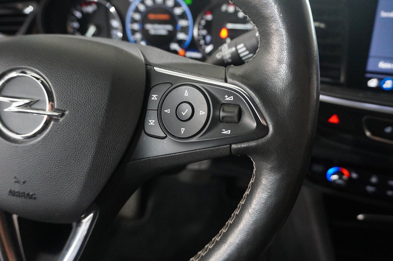 Fahrzeugabbildung Opel Insignia B ST 2.0D ELEGANCE NAVI/LED/KAMERA/AHK