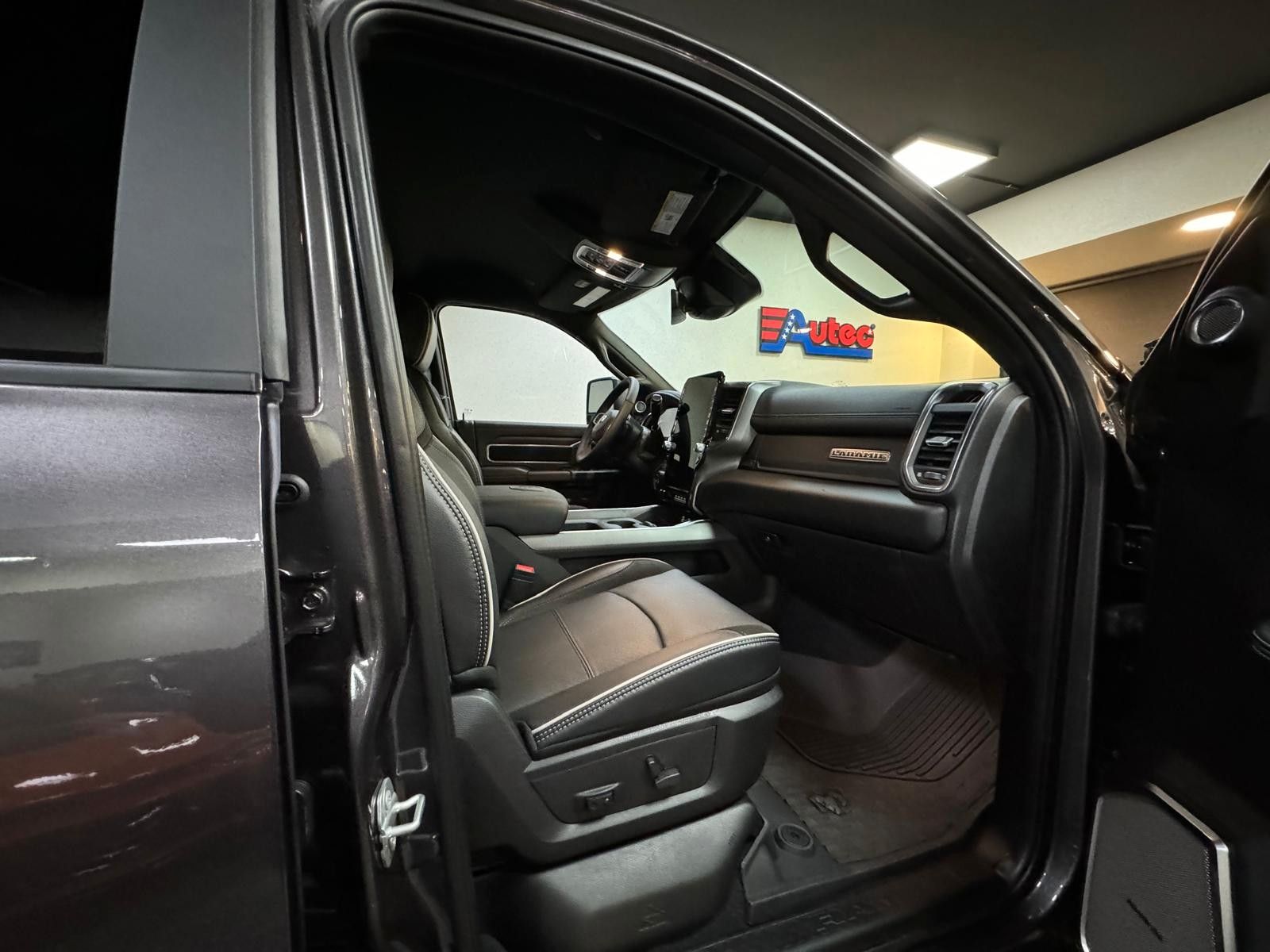 Fahrzeugabbildung Dodge RAM 3500 LARAMIE AEV OFF ROAD 6.4L-V8 37"-LONG