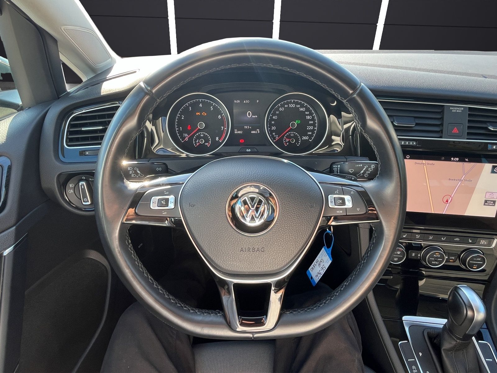 Fahrzeugabbildung Volkswagen Golf VII Highline TSI DSG LED SHZ STH NAVI AMBIE