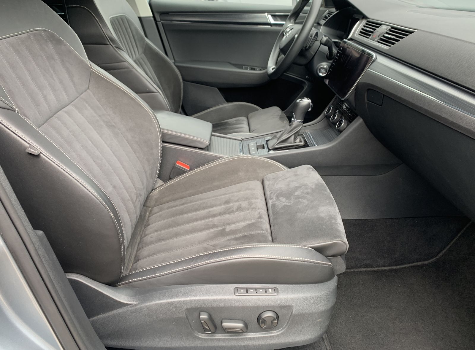 Fahrzeugabbildung SKODA Superb 2.0 TDI*AHK*Alcantara*360°Cam*STHZ*CANTON