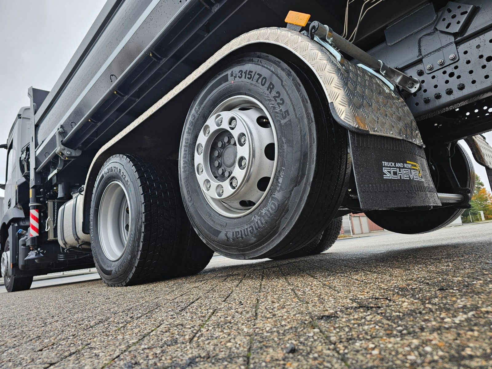 Fahrzeugabbildung Mercedes-Benz Actros 2545 Kipper mit FASSI 235 -6 / Lenkachse