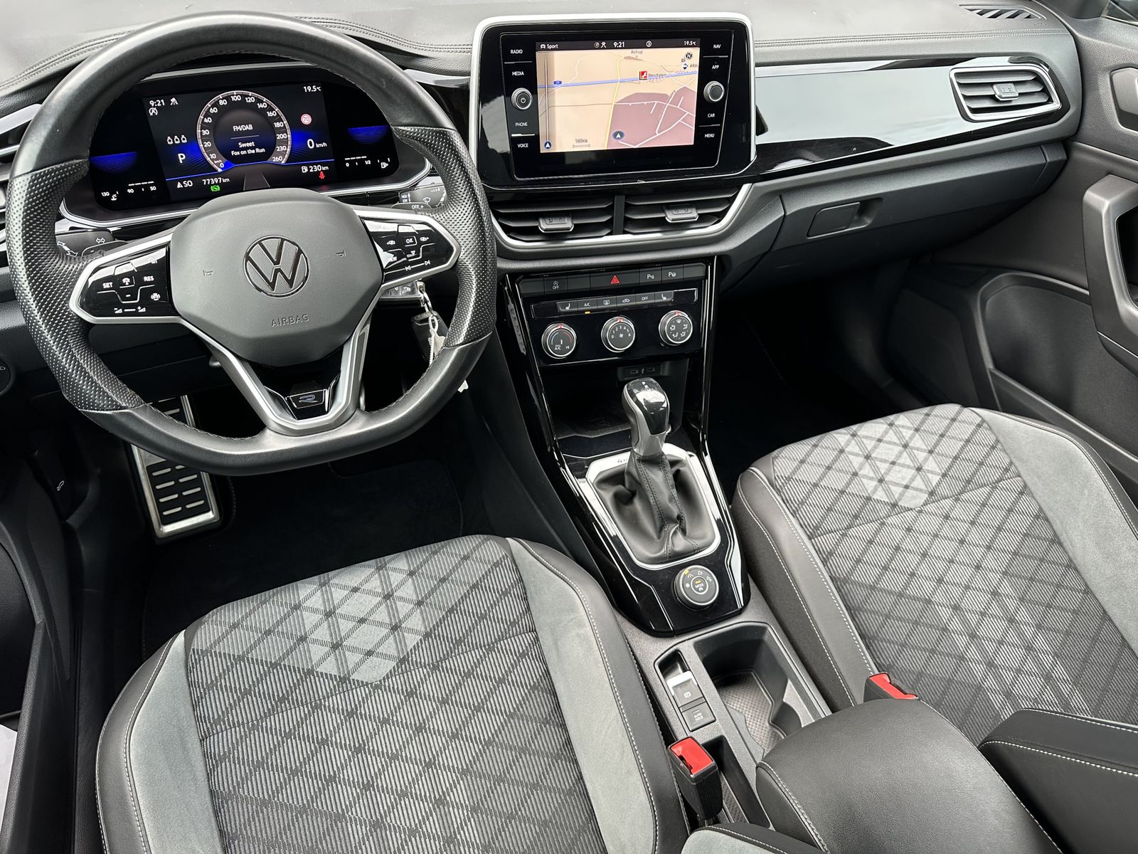 Fahrzeugabbildung Volkswagen T-Roc 2.0 TSI DSG R-Line Black 4M NAV+LED+AHK+VC
