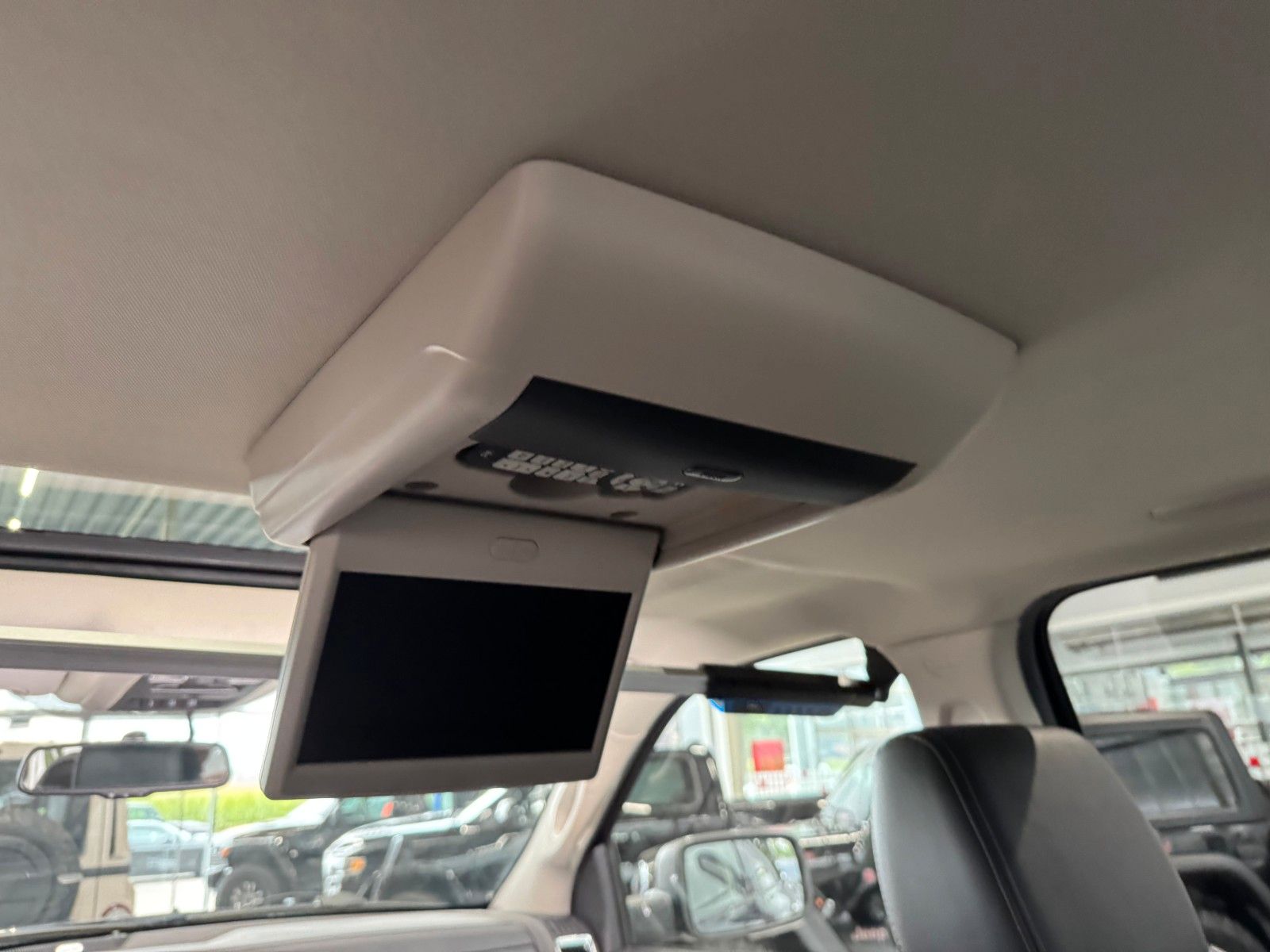 Fahrzeugabbildung Dodge RAM 5,7 Laramie Crew Cab LPG DVD RAM BOX 1.Hand