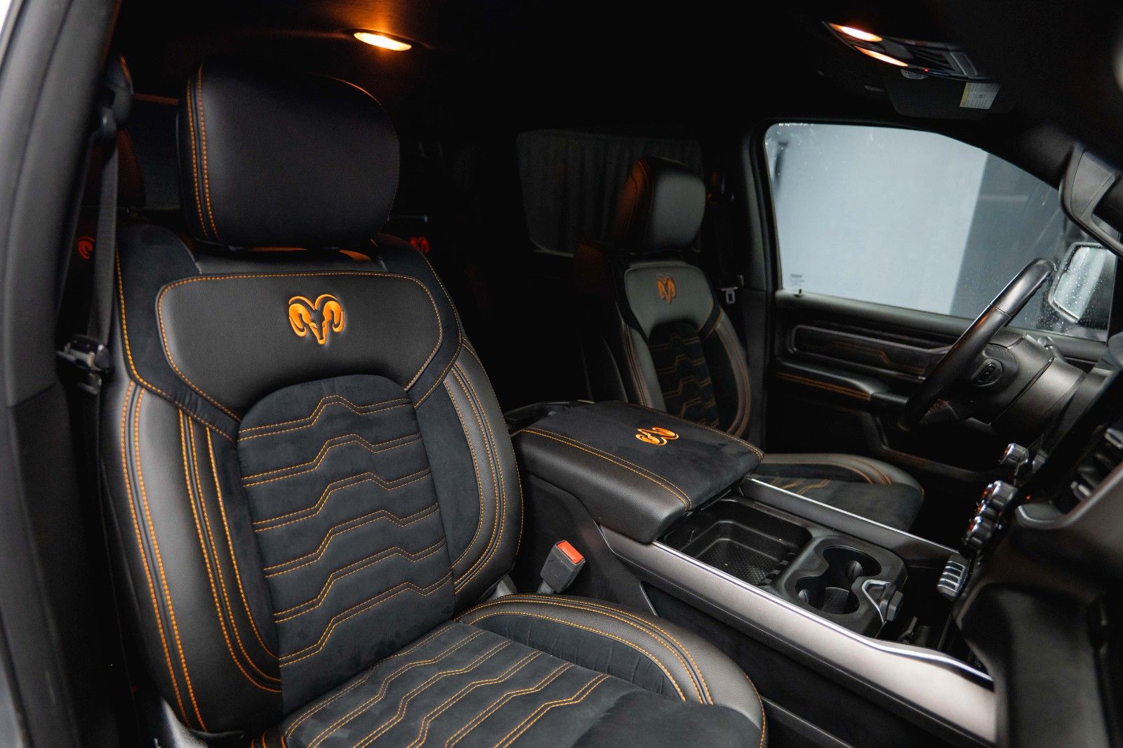 Fahrzeugabbildung Dodge RAM 5.7 V8 HEMI 4x4 OFFROAD Night-Paket *LED*19%