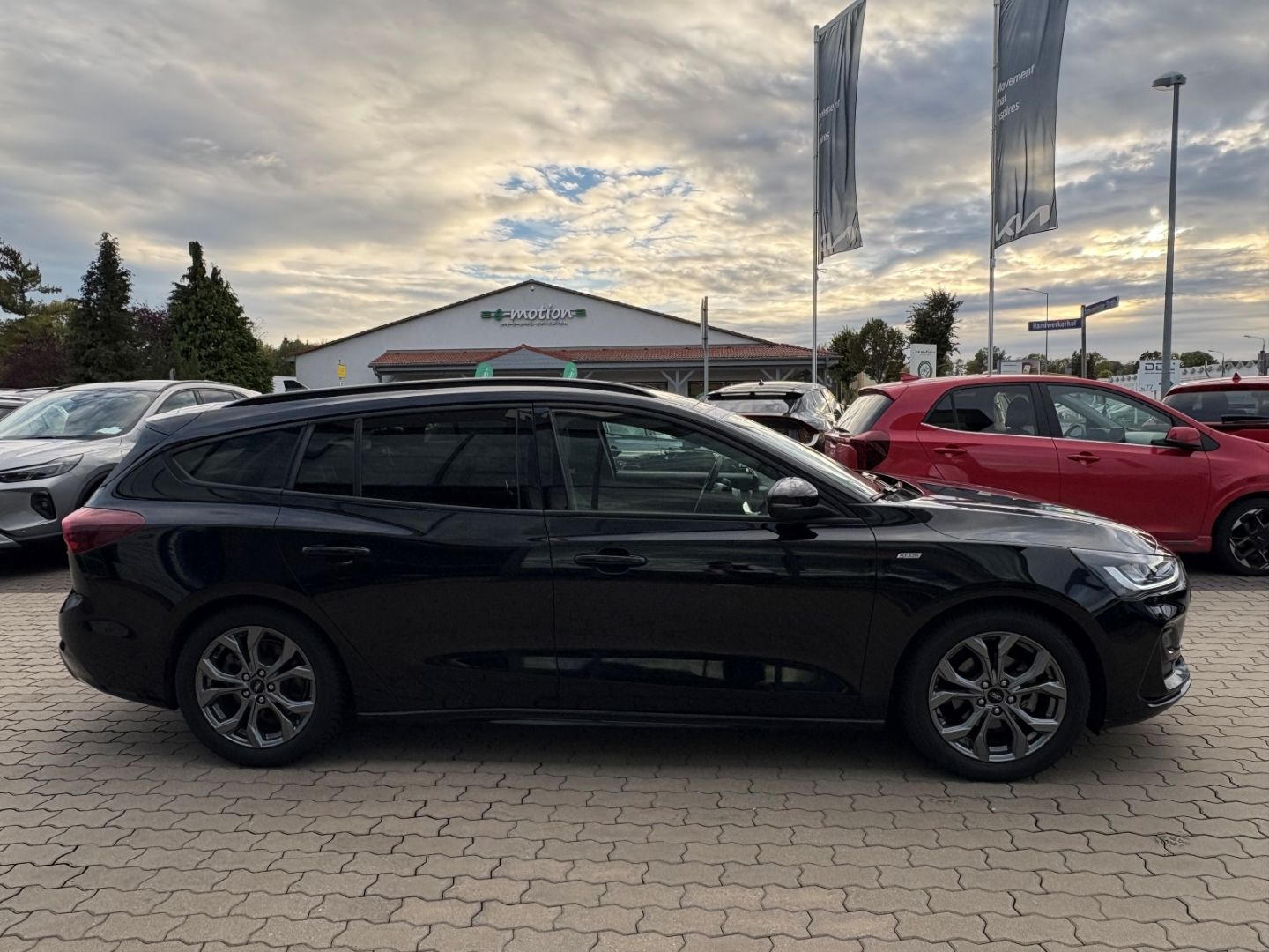 Fahrzeugabbildung Ford Focus Turnier ST-Line X HUD AHK-abnehmbar Navi