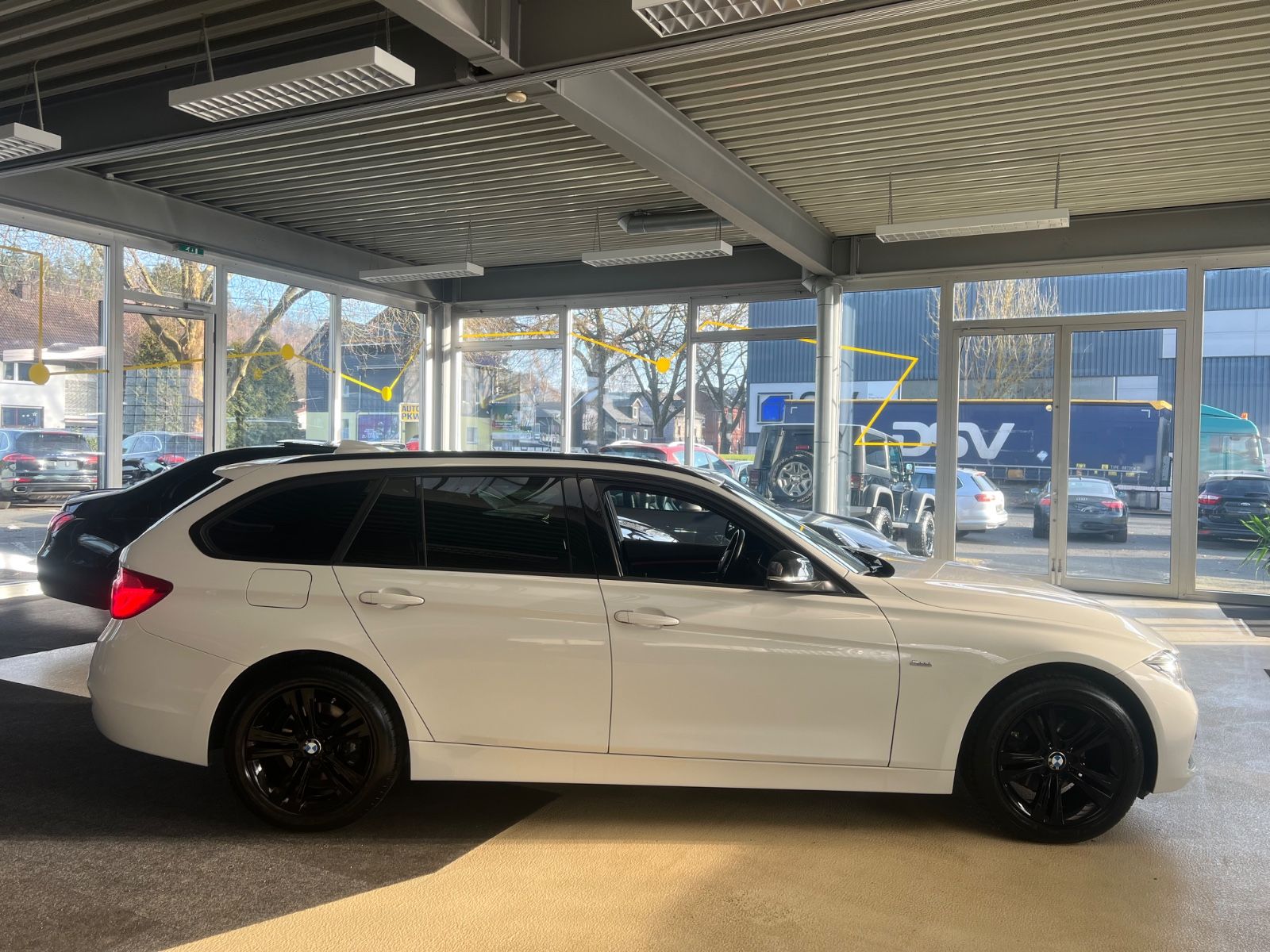 Fahrzeugabbildung BMW 320 i Touring xDrive Sport Line *NAVI PROF*LED*