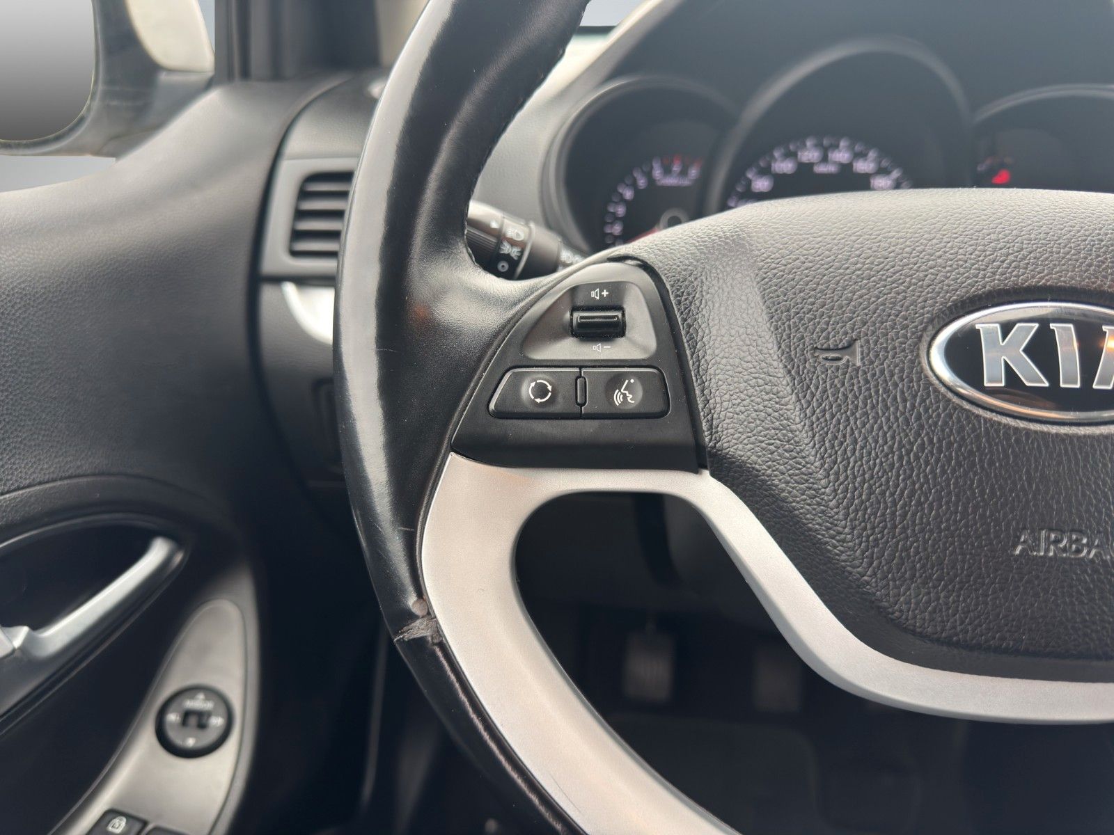 Fahrzeugabbildung Kia PICANTO 1.2 FIFA WORLD CUP EDITION SITZHEIZ ALLW