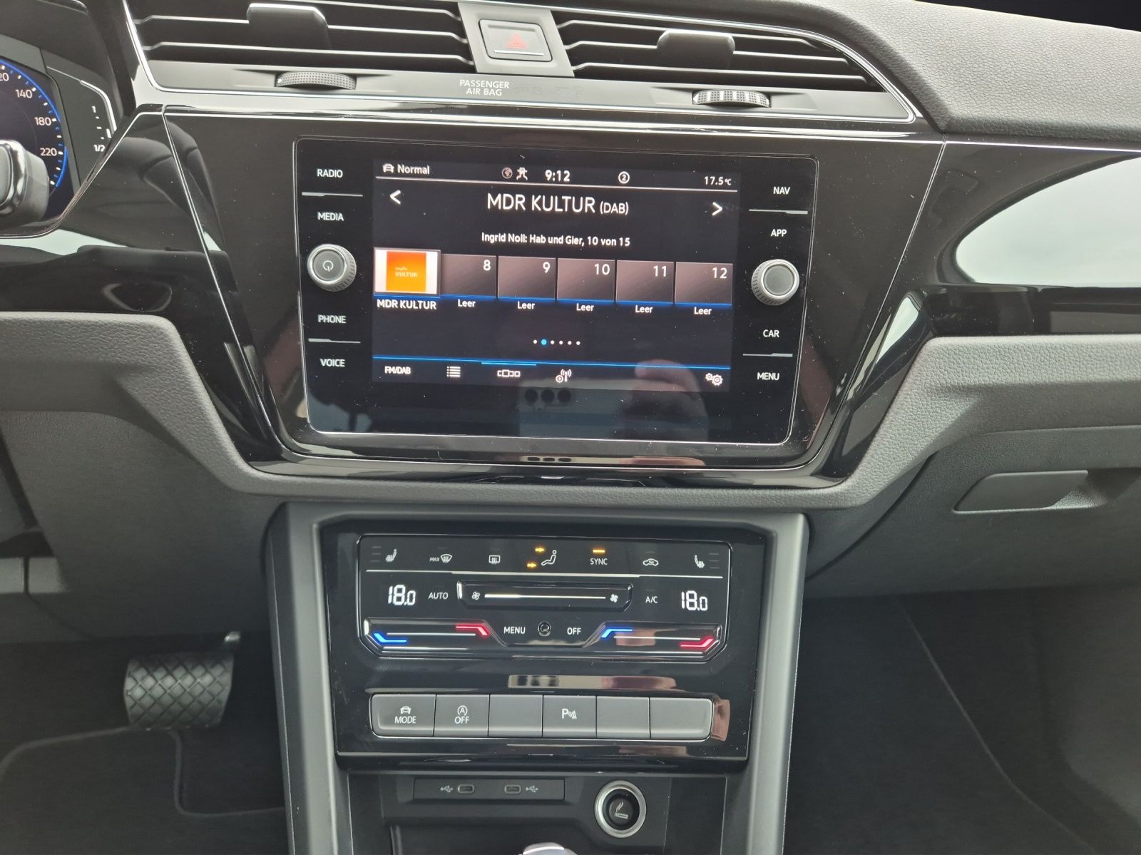 Fahrzeugabbildung Volkswagen Touran TDI Highline DSG 7-Si LED AHK Navi AID AC