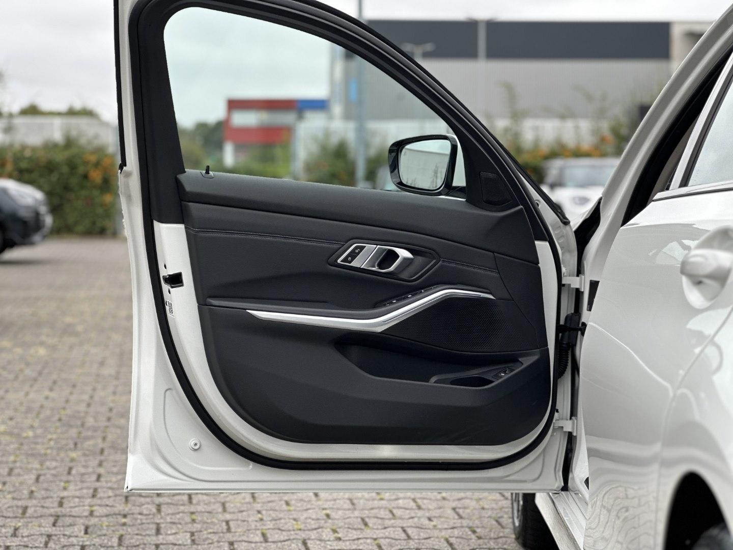 BMW 320d Touring Sport Line HiFi DAB LED WLAN RFK