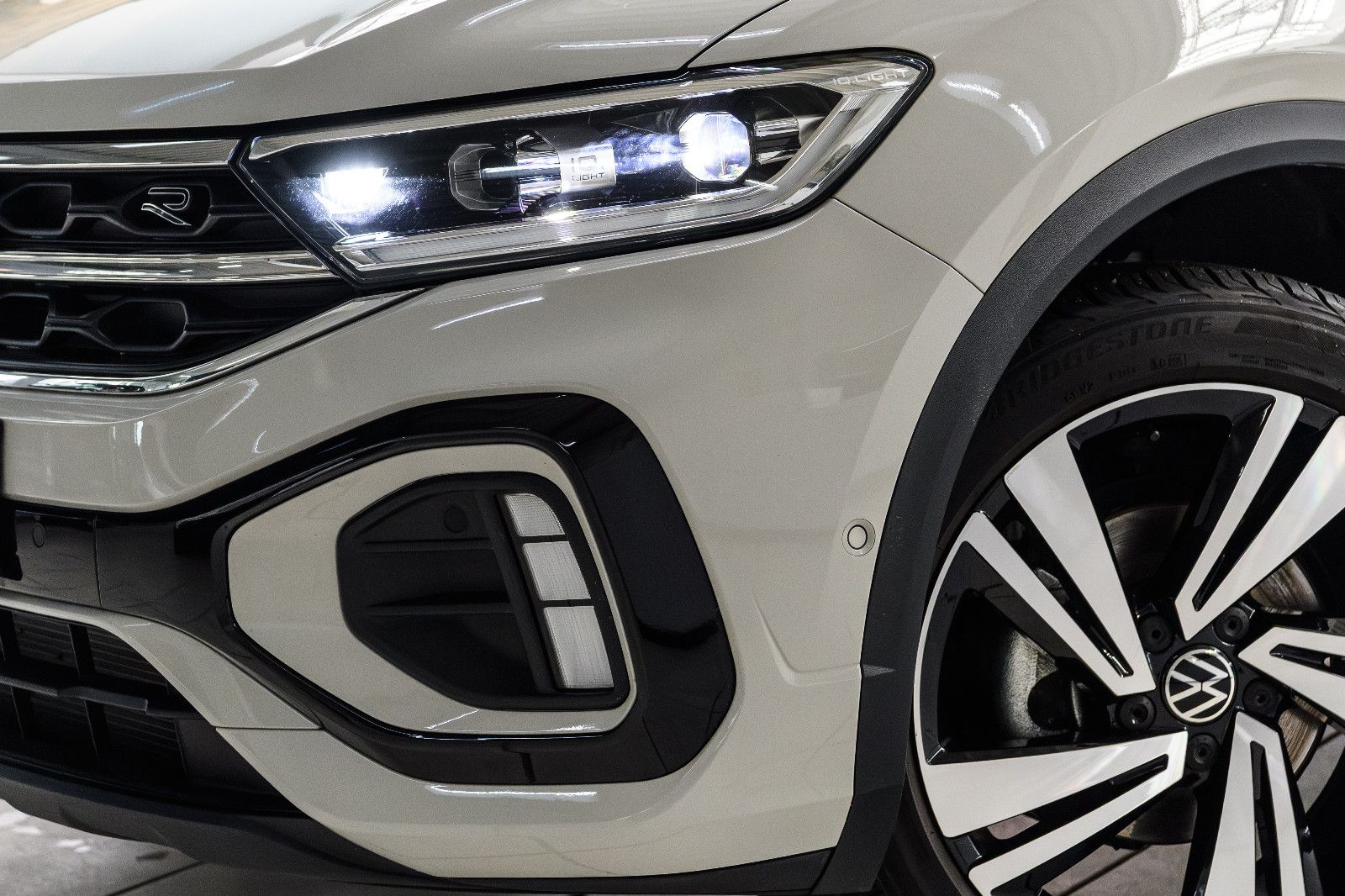 Fahrzeugabbildung Volkswagen T-Roc R-Line 1.5 TSI DSG LED+KAMERA+KEYLESS