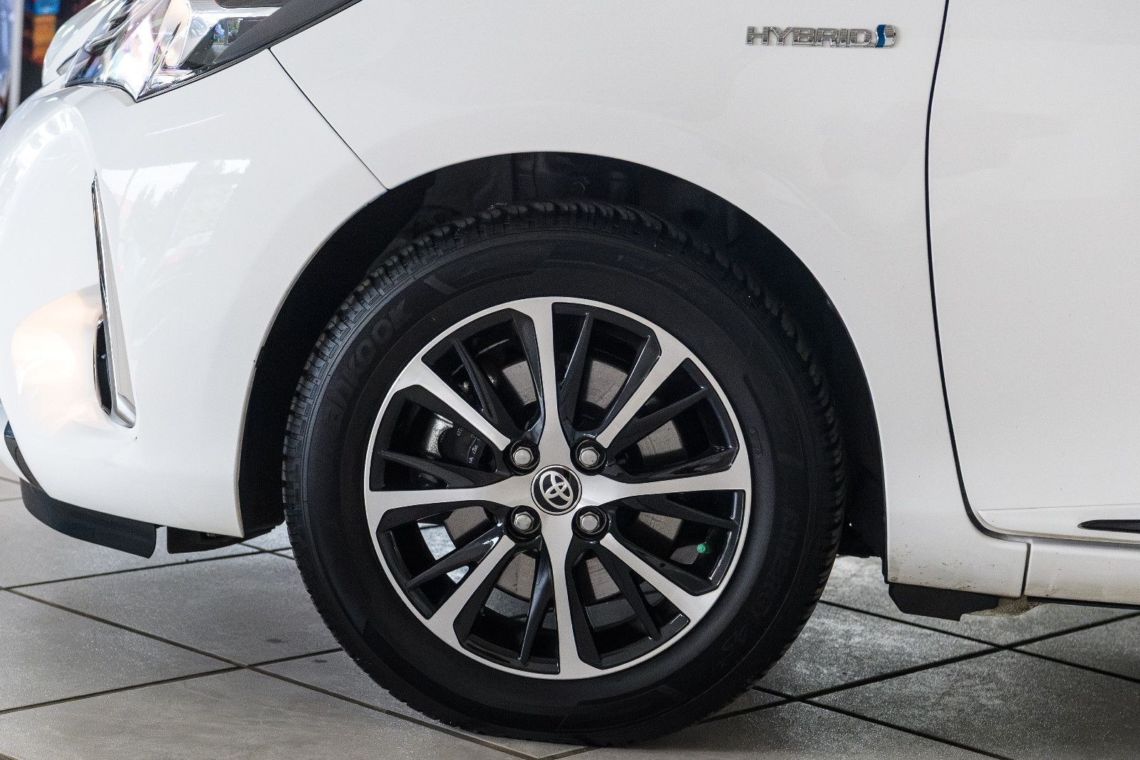 Fahrzeugabbildung Toyota Yaris Hybrid Team D+NAVI+SHZ+RFK+GJR+ALU+BICOLOR
