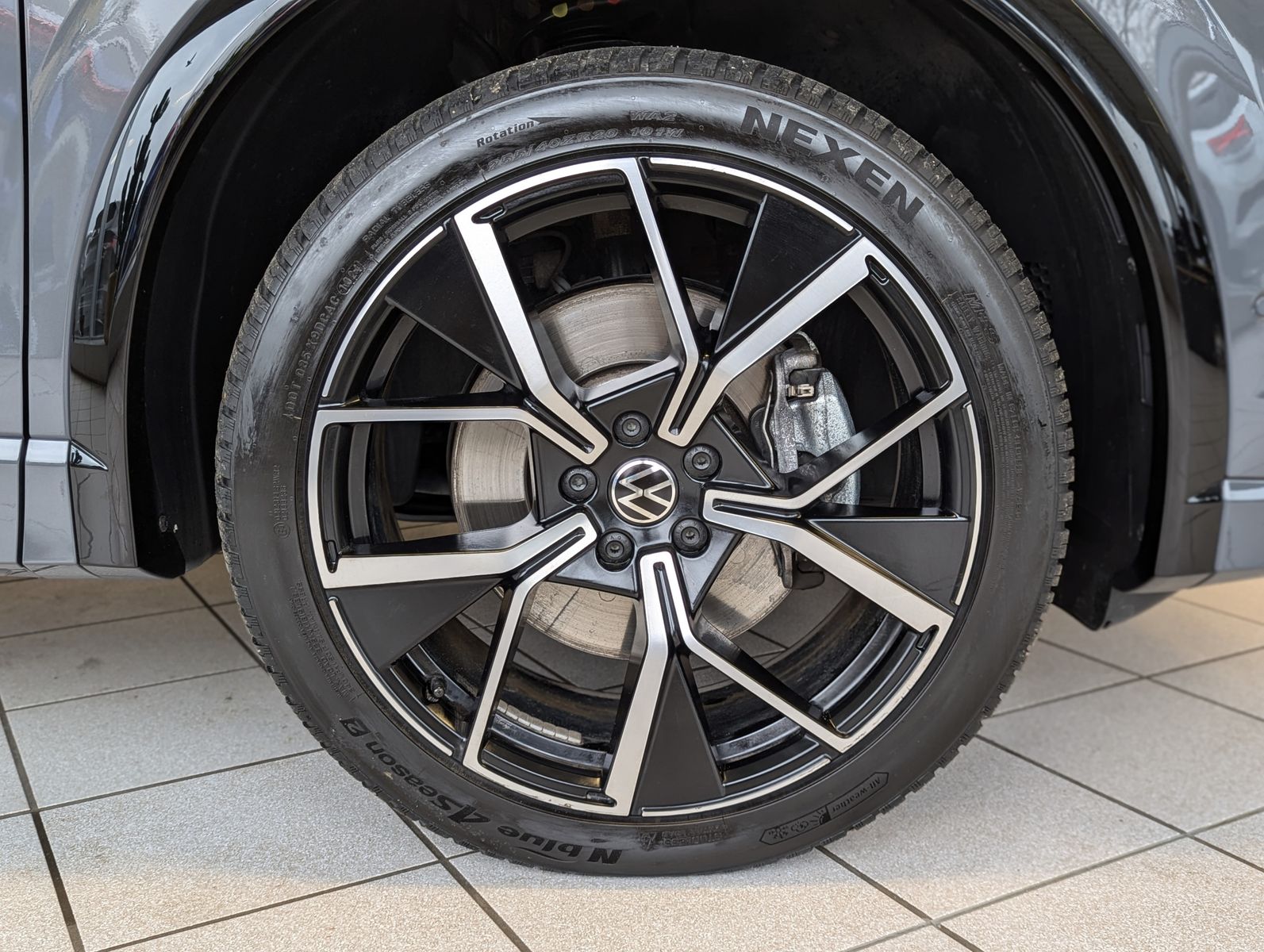 Fahrzeugabbildung Volkswagen Tiguan 2.0TDI R-Line 4M Pano H/K AHK Matrix 20"