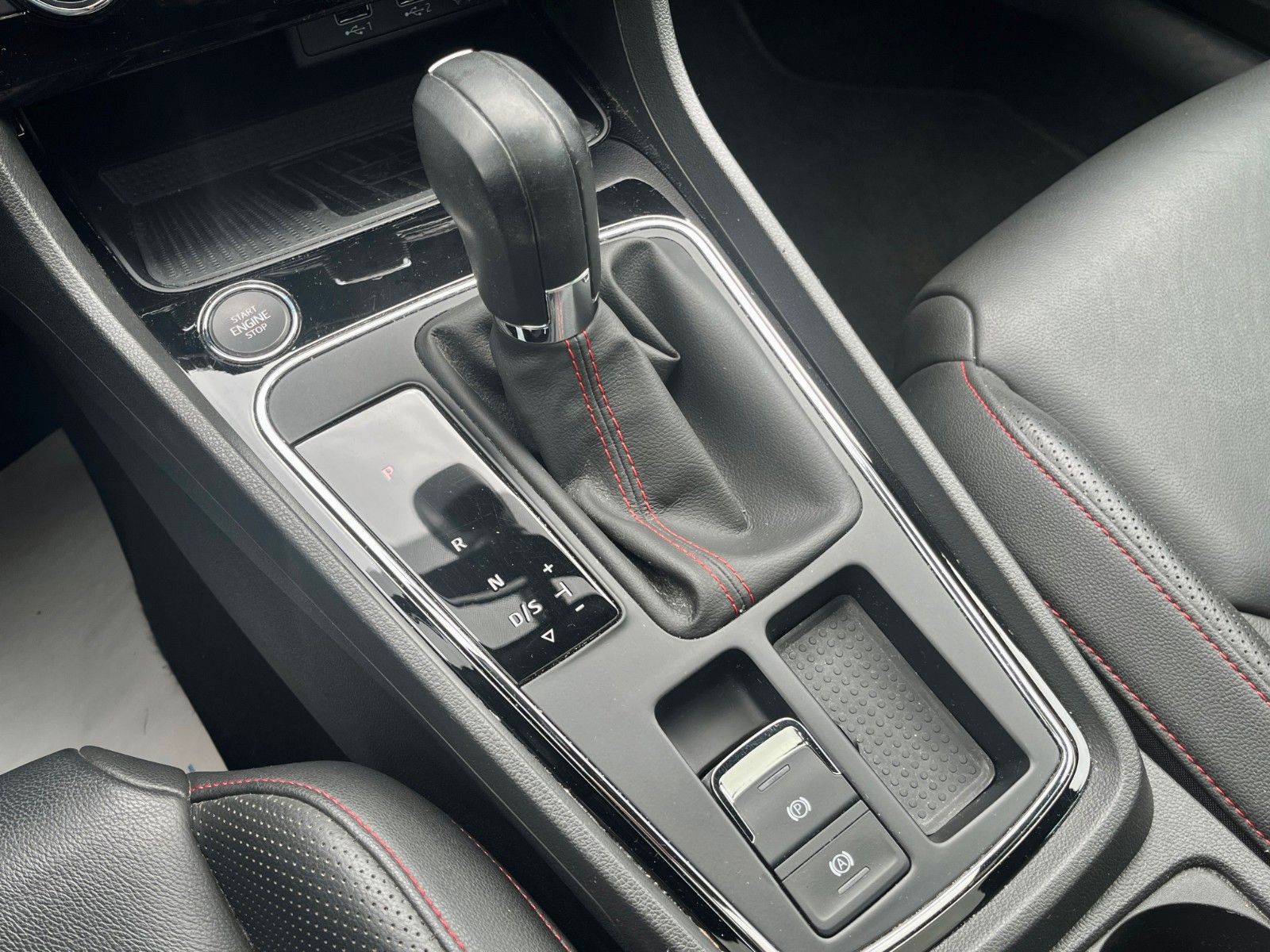 Fahrzeugabbildung SEAT Leon 2.0 ST FR SPORT DSG Navi Leder Pano LED KAM