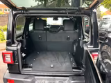Jeep Wrangler ICE MY24 Sahara, neue Reifen+Inspektion - Jeep Wrangler: Schwarz