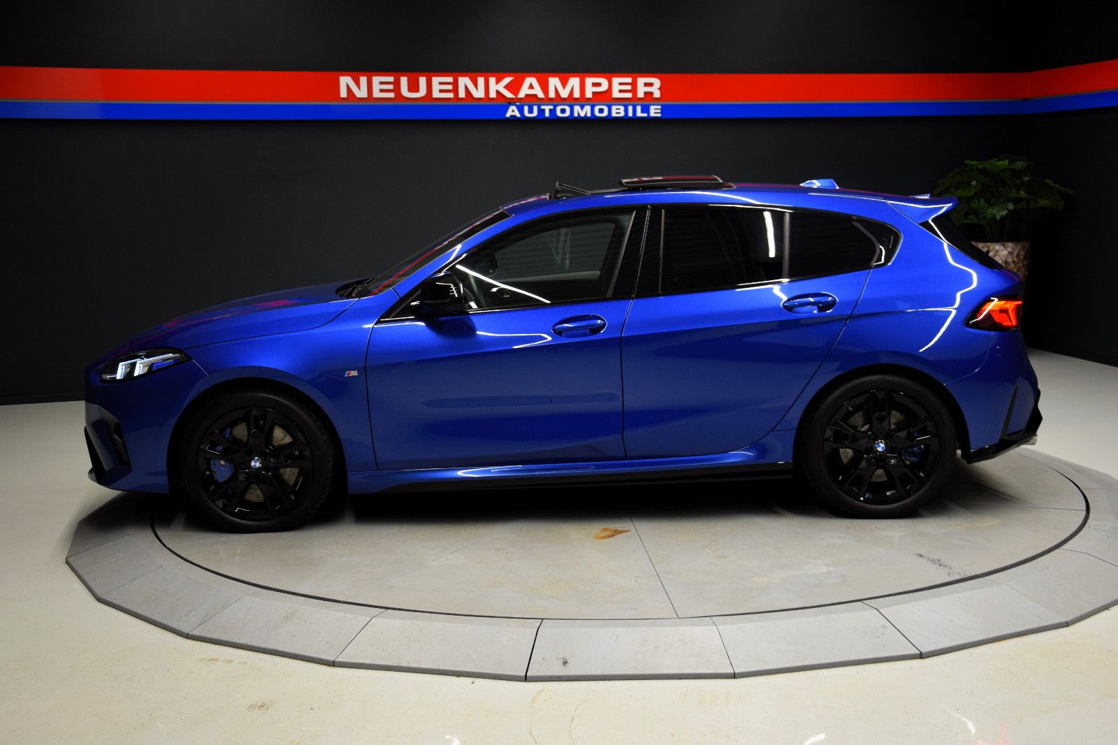 Fahrzeugabbildung BMW M135i xDrive Panorama HeadUp h/k Memory ACC