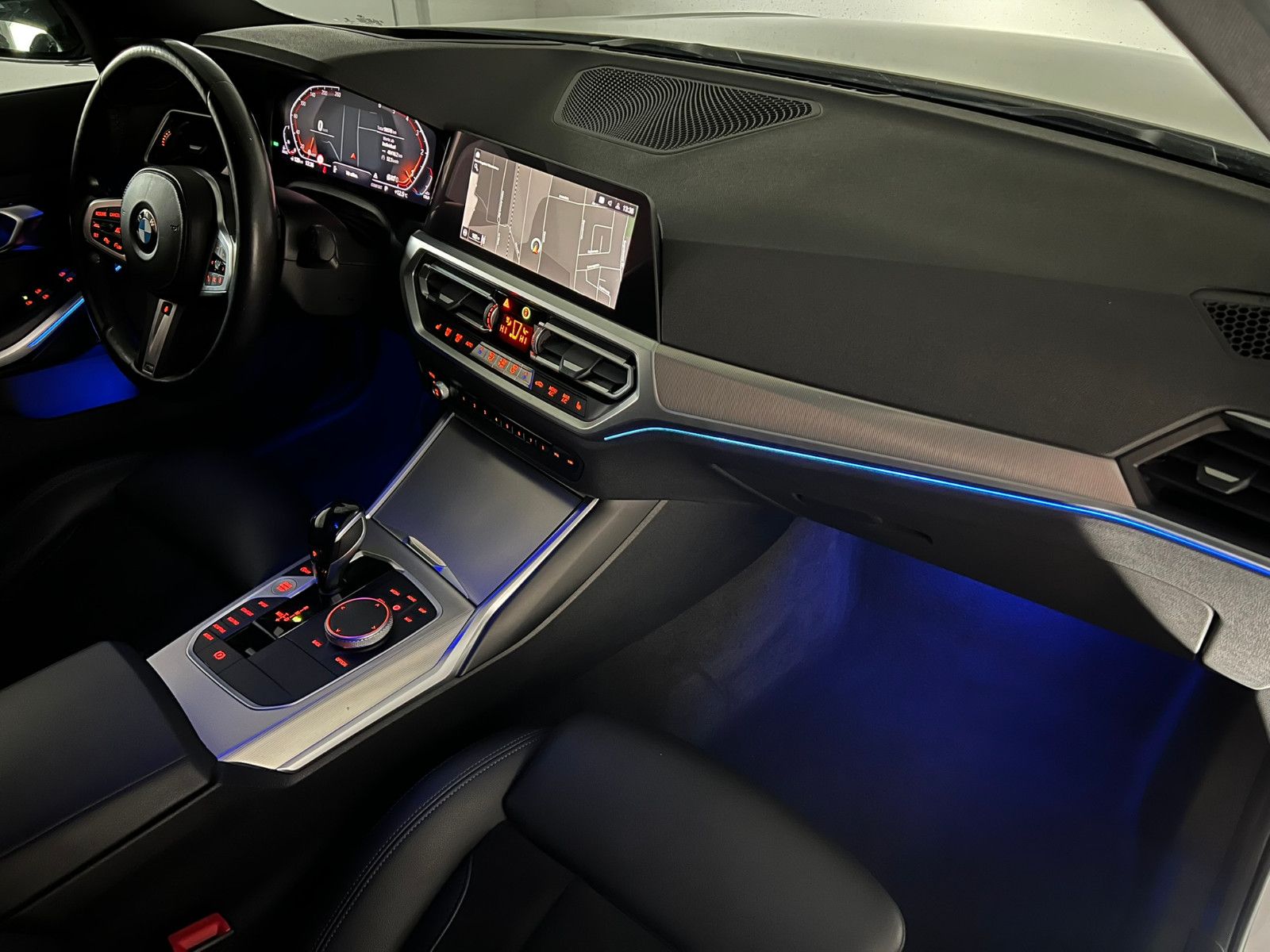 Fahrzeugabbildung BMW 320 d xDrive M SPORT/PANO/HuD/H&K/VRTL COCKPIT