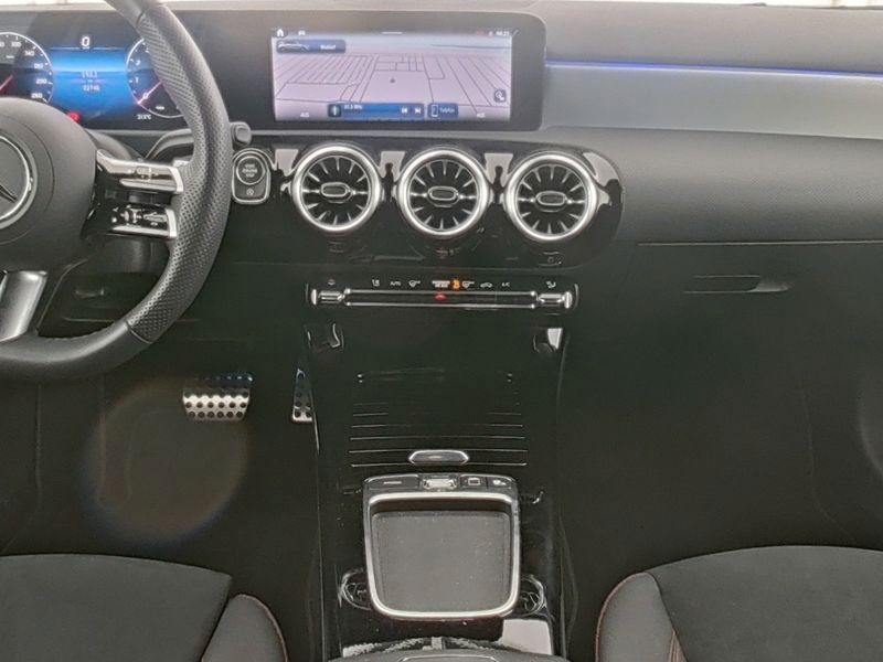 Fahrzeugabbildung Mercedes-Benz A 200 Edt AMG 360°+Distr+Ambi+Keyless+Multibeam