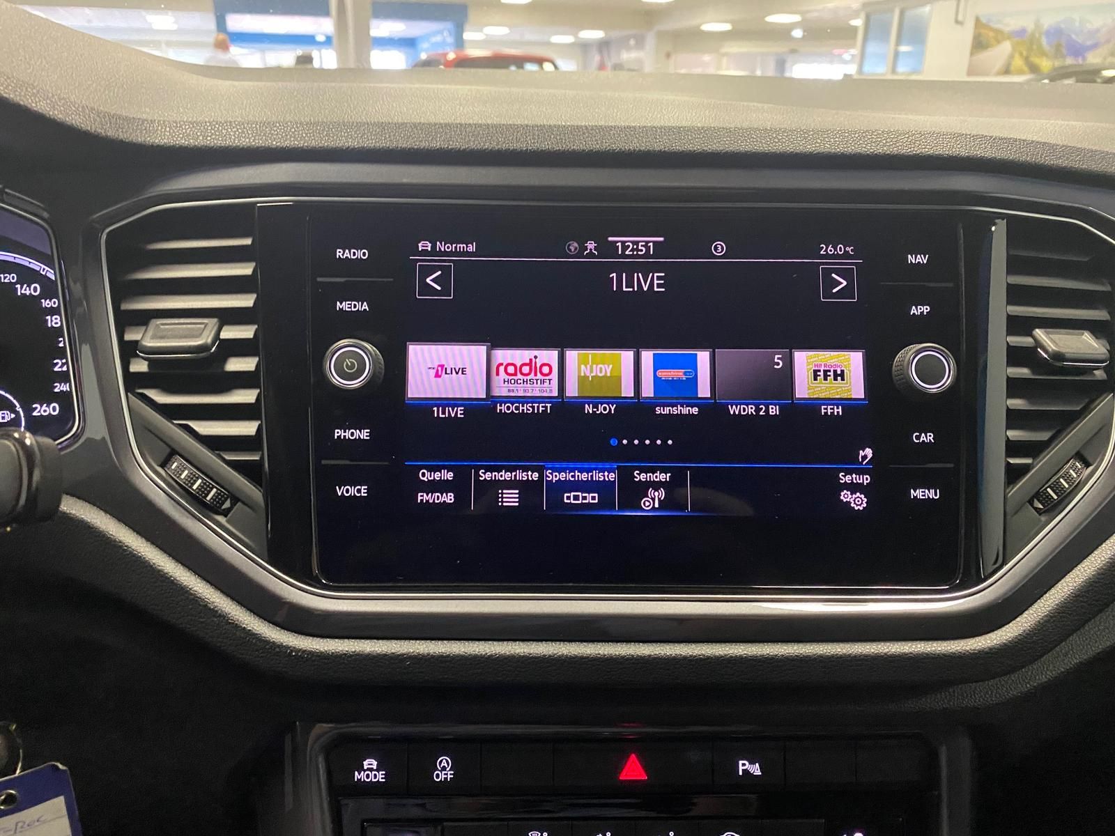 Fahrzeugabbildung Volkswagen T-Roc 1.5 16V TSI Sport R-Line+PDC+ALU+LED