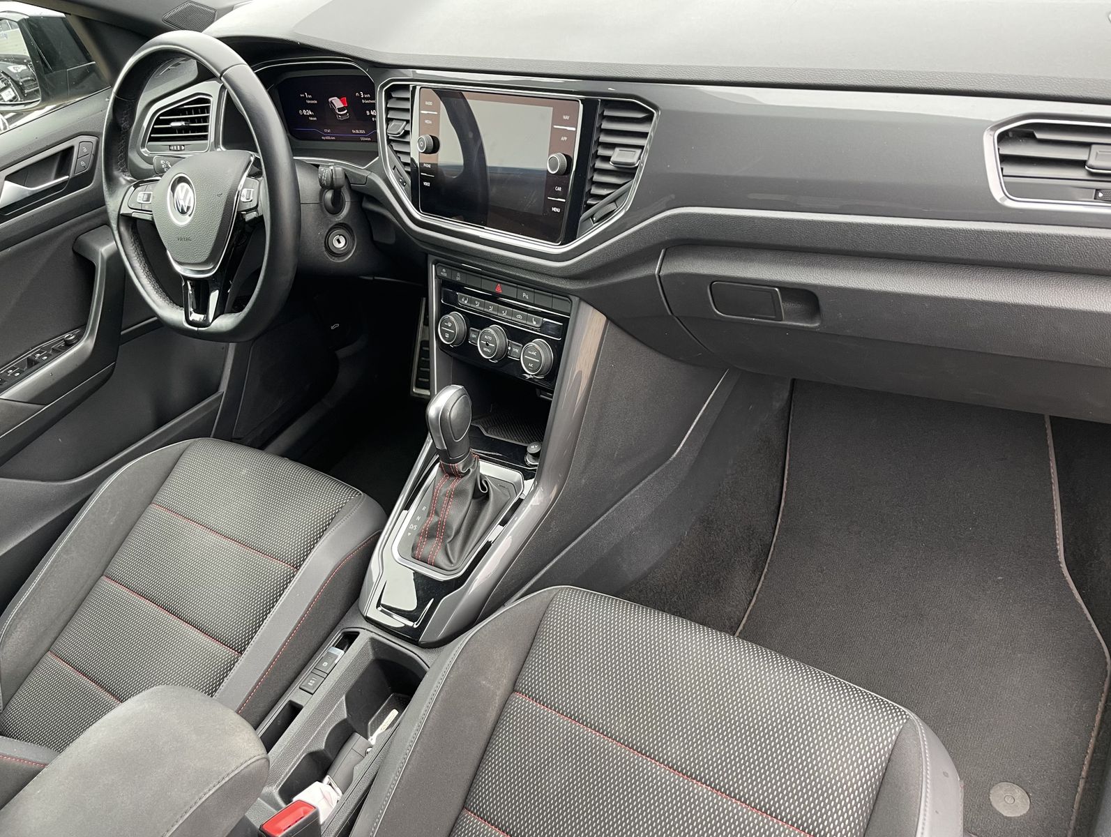 Fahrzeugabbildung Volkswagen T-Roc 2.0 TDI*Sport*LED*Cam*ACC*Navi*SHZ*