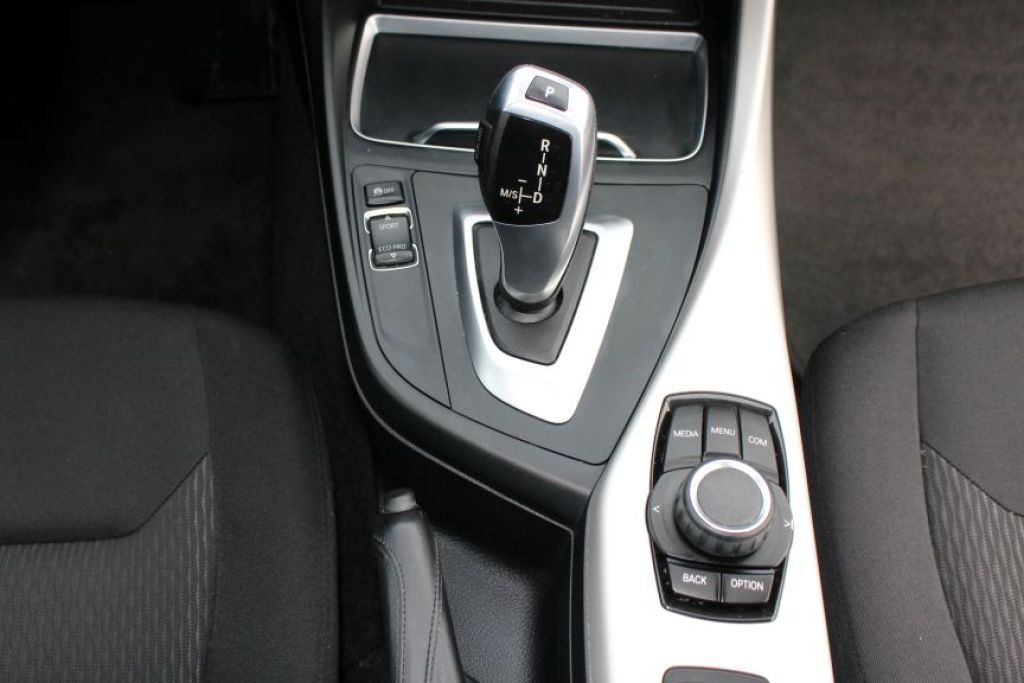 Fahrzeugabbildung BMW 220i Cabrio Aut. Advantage