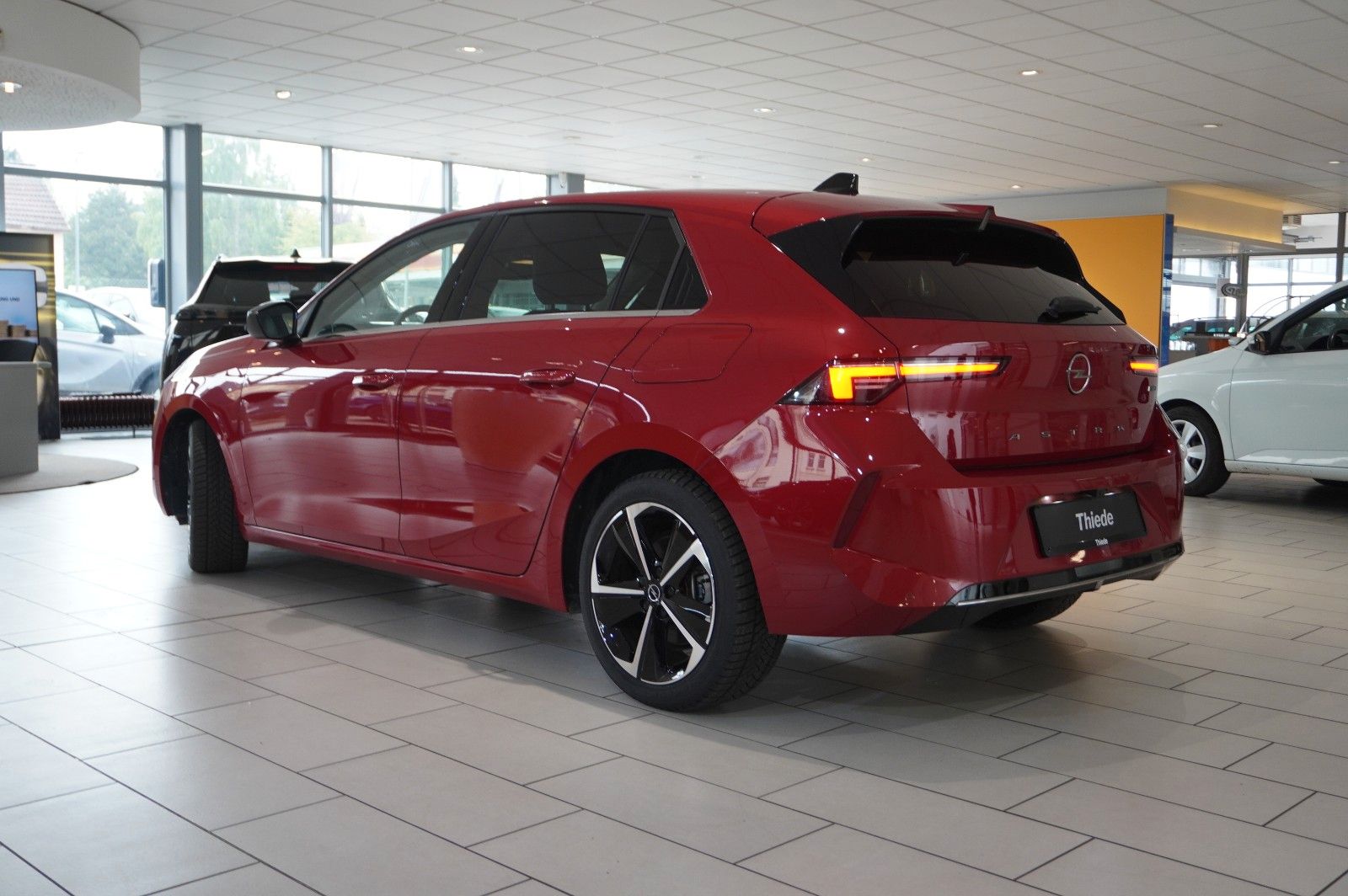 Fahrzeugabbildung Opel Astra L Lim. 1.6 HYBRID ELEGANCE NAVI/LED/KAMERA