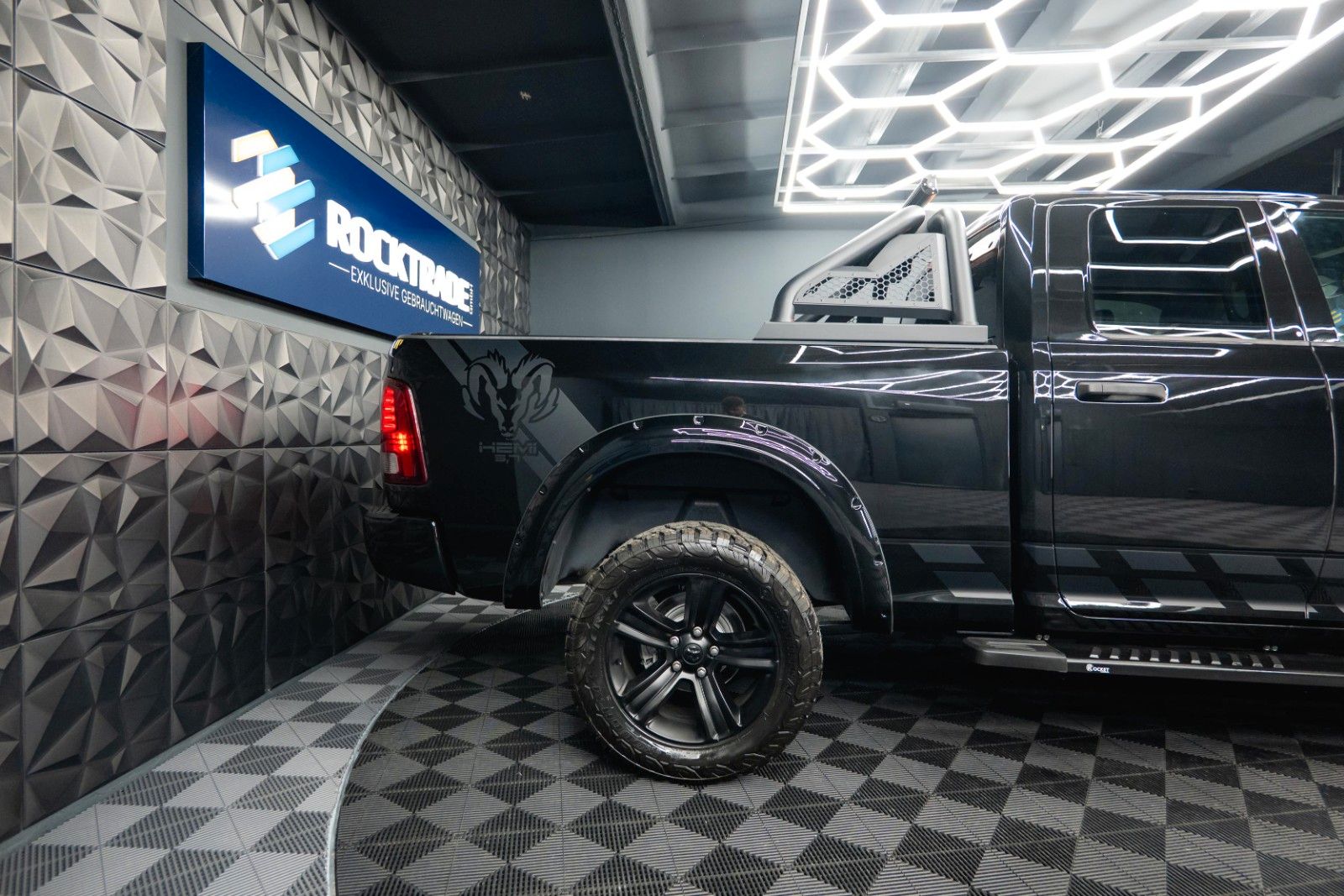 Fahrzeugabbildung Dodge RAM 5.7 V8 HEMI 4x4 OFFROAD Night-Paket LONG 19%