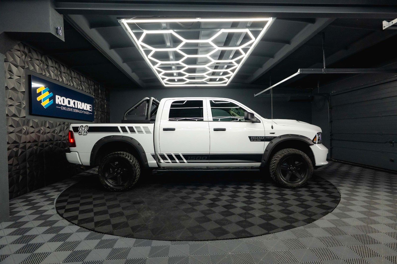 Fahrzeugabbildung Dodge RAM 5.7 V8 HEMI 4x4 OFFROAD Night-Paket *LED*19%
