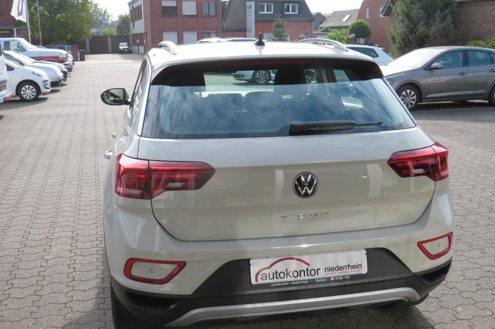 Fahrzeugabbildung Volkswagen T-Roc Life DSG AHK NAVI SITZH. APP-CON. LED 1Hd