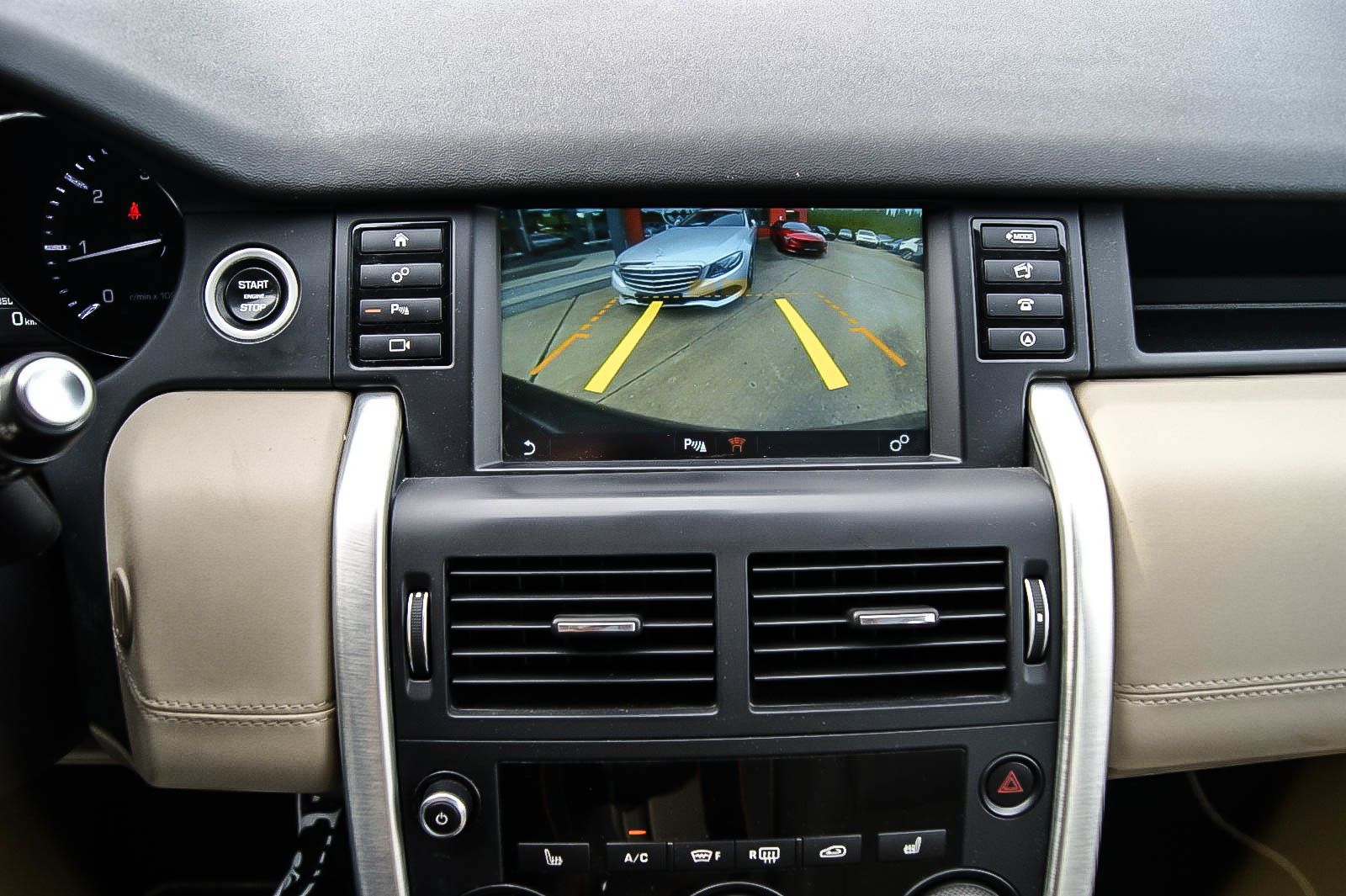 Fahrzeugabbildung Land Rover Discovery Sport 2.0 HSE AUTO LEDER PANORAMA 1.HD