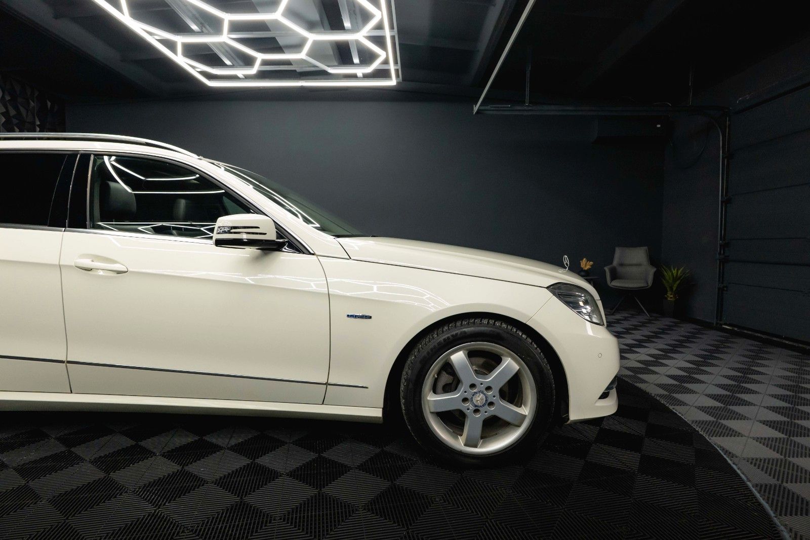 Fahrzeugabbildung Mercedes-Benz E 220 T CDI BlueEfficiency Avantgarde *Bi-Xenon*