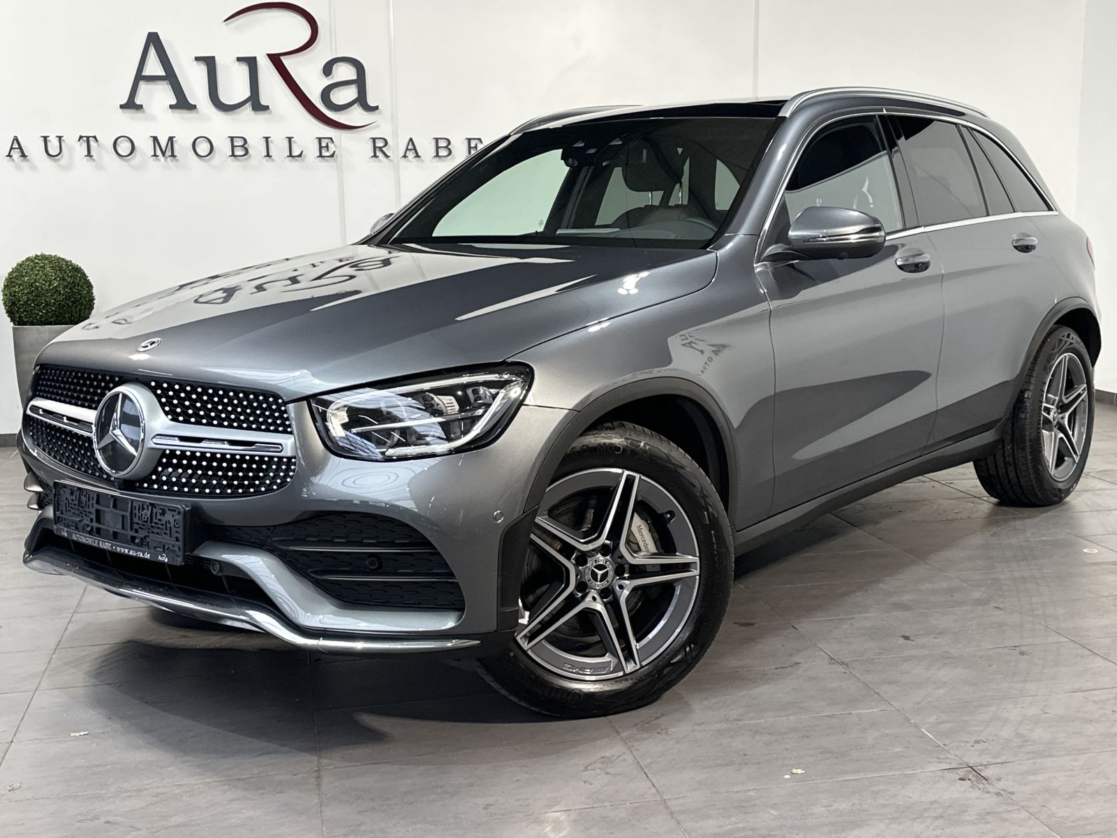 Fahrzeugabbildung Mercedes-Benz GLC 300 4Matic AMG-Line NAV+LED+PANO+AHK+19ZOLL