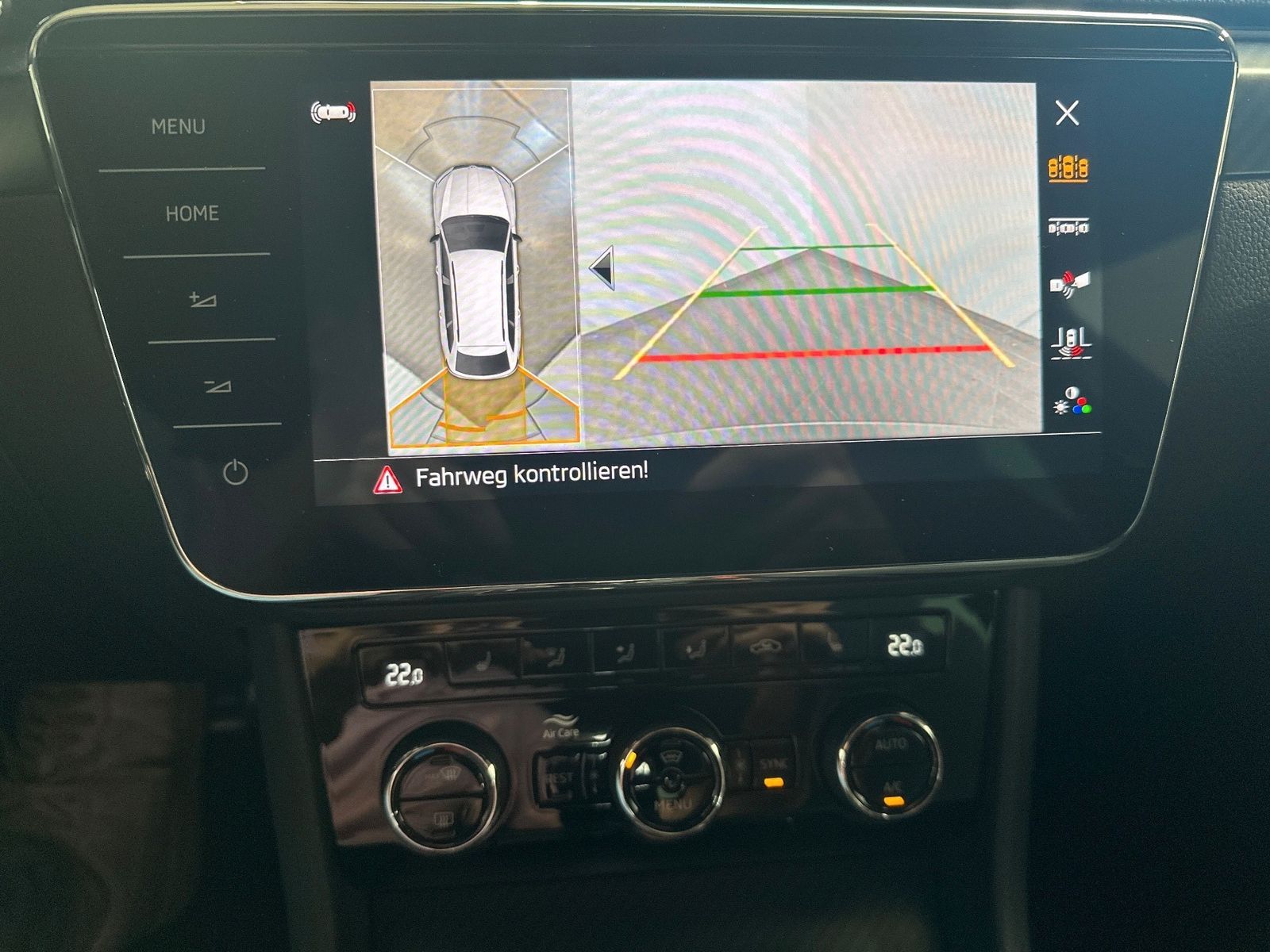 Fahrzeugabbildung SKODA Superb Combi 2.0 TDI DSG Sportline NAV+LED+AHK